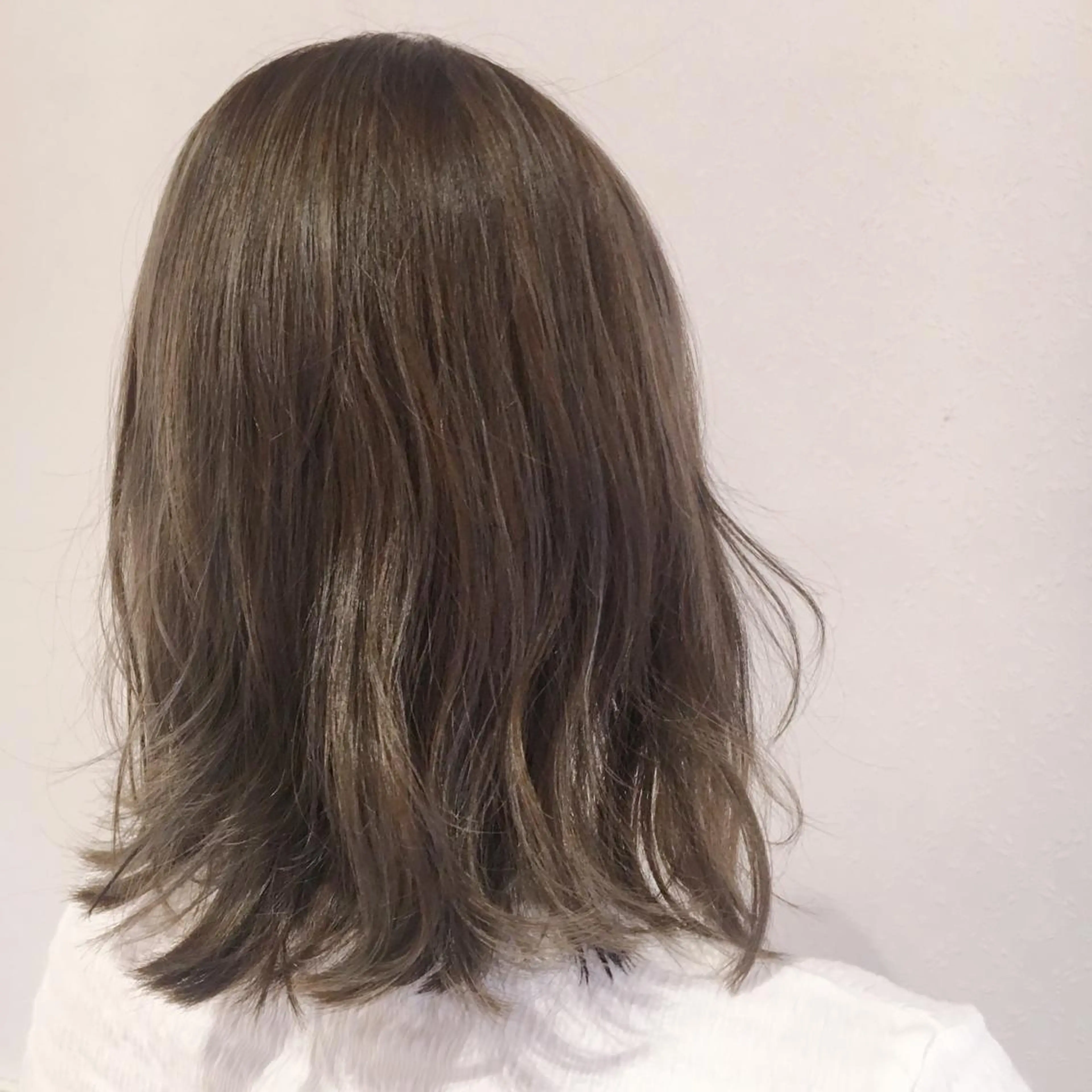 ミディアム カラー 宮内 真乃のヘアスタイル