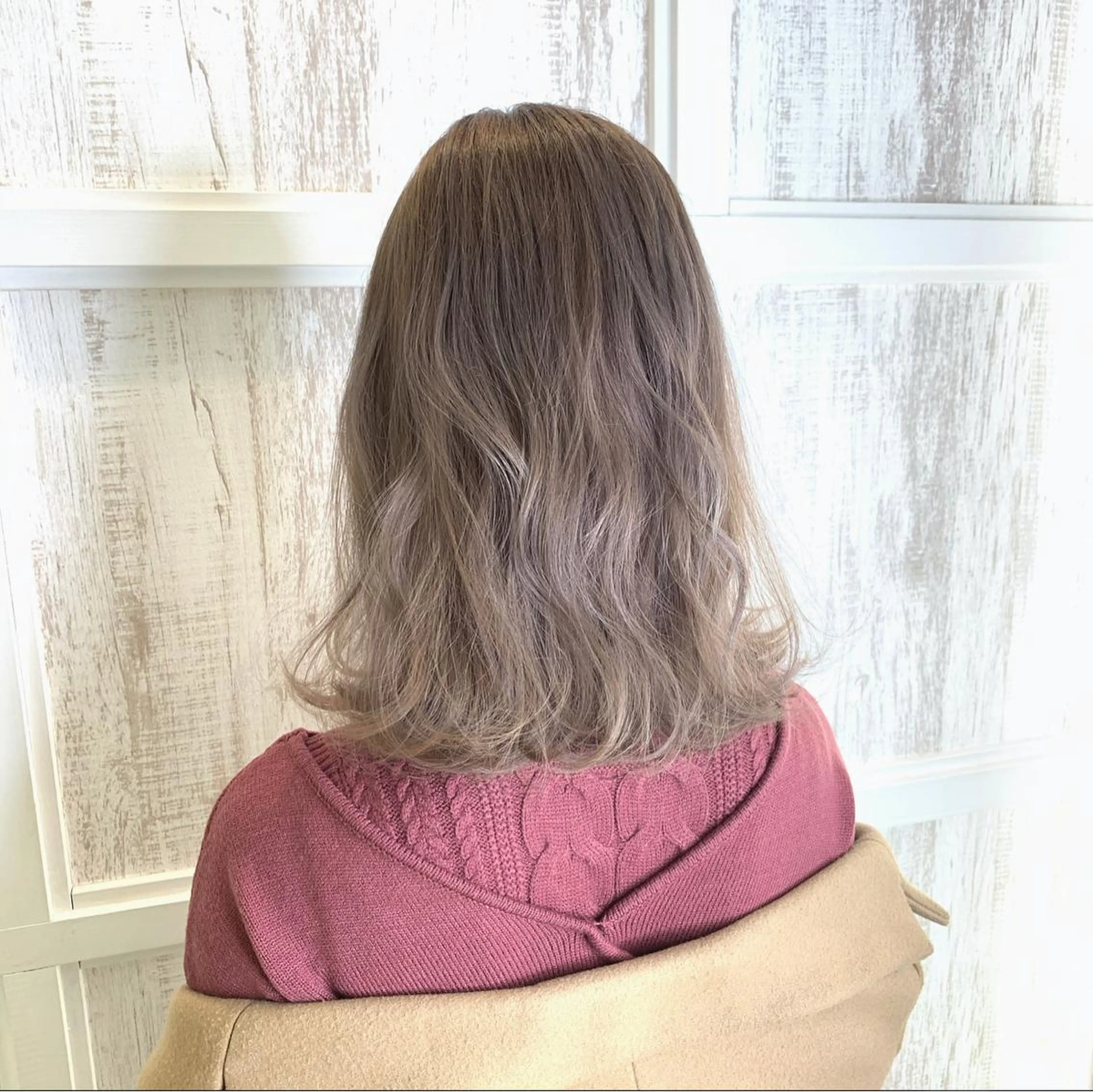 ミディアム カラー アッシュ ベージュカラー ミルクティーベージュ ミルクティーアッシュ エクステ　ユノキ リョウタのヘアスタイル