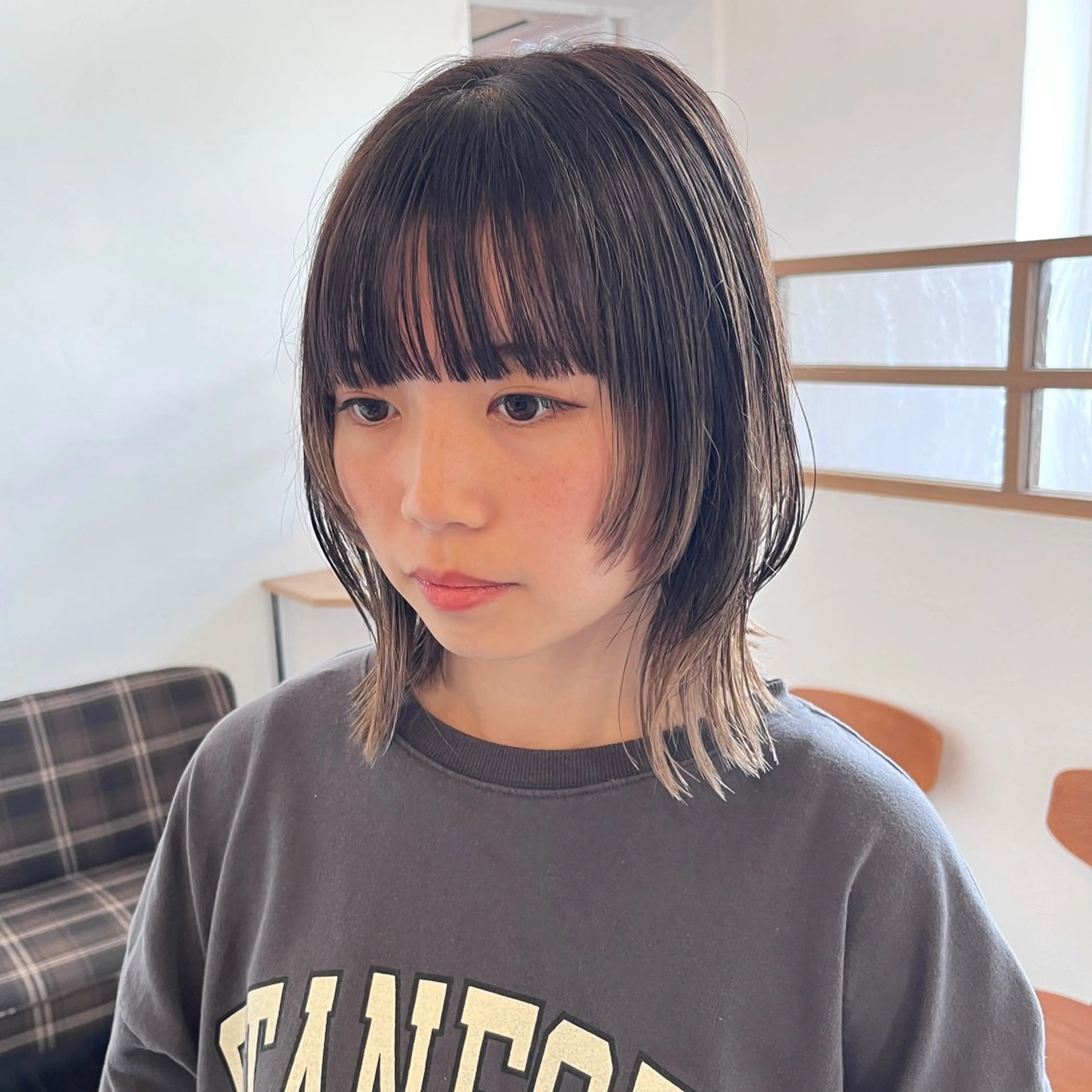 ミディアム カラー ブリーチ 顔まわりレイヤー レイヤーカット 伊藤ゆかり/髪質改善 /透明感カラーのヘアスタイル