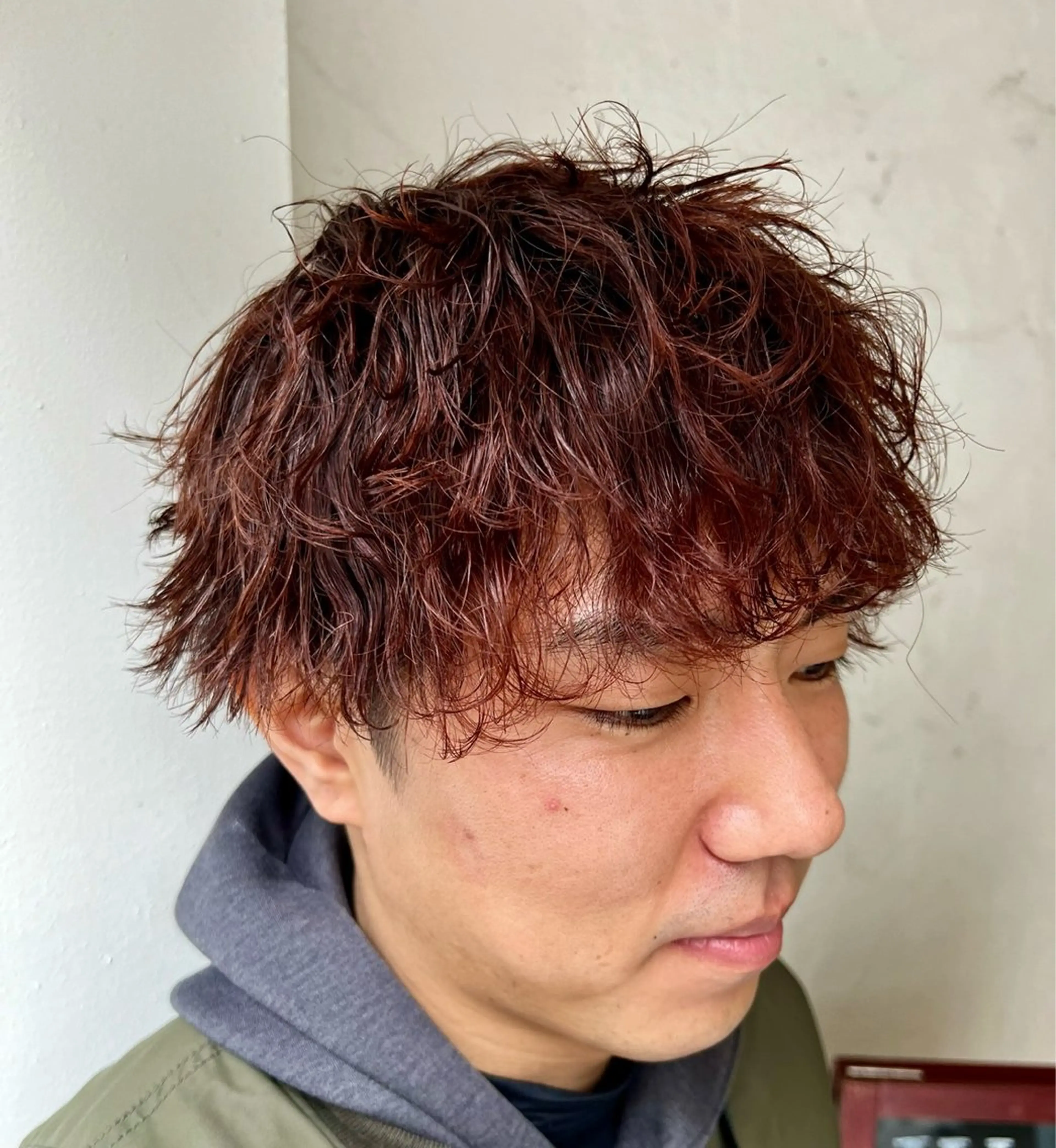 ミディアム カラー パーマ ミディアムパーマ レッドカラー メンズパーマ特化型 /京橋/栗野京弥のヘアスタイル