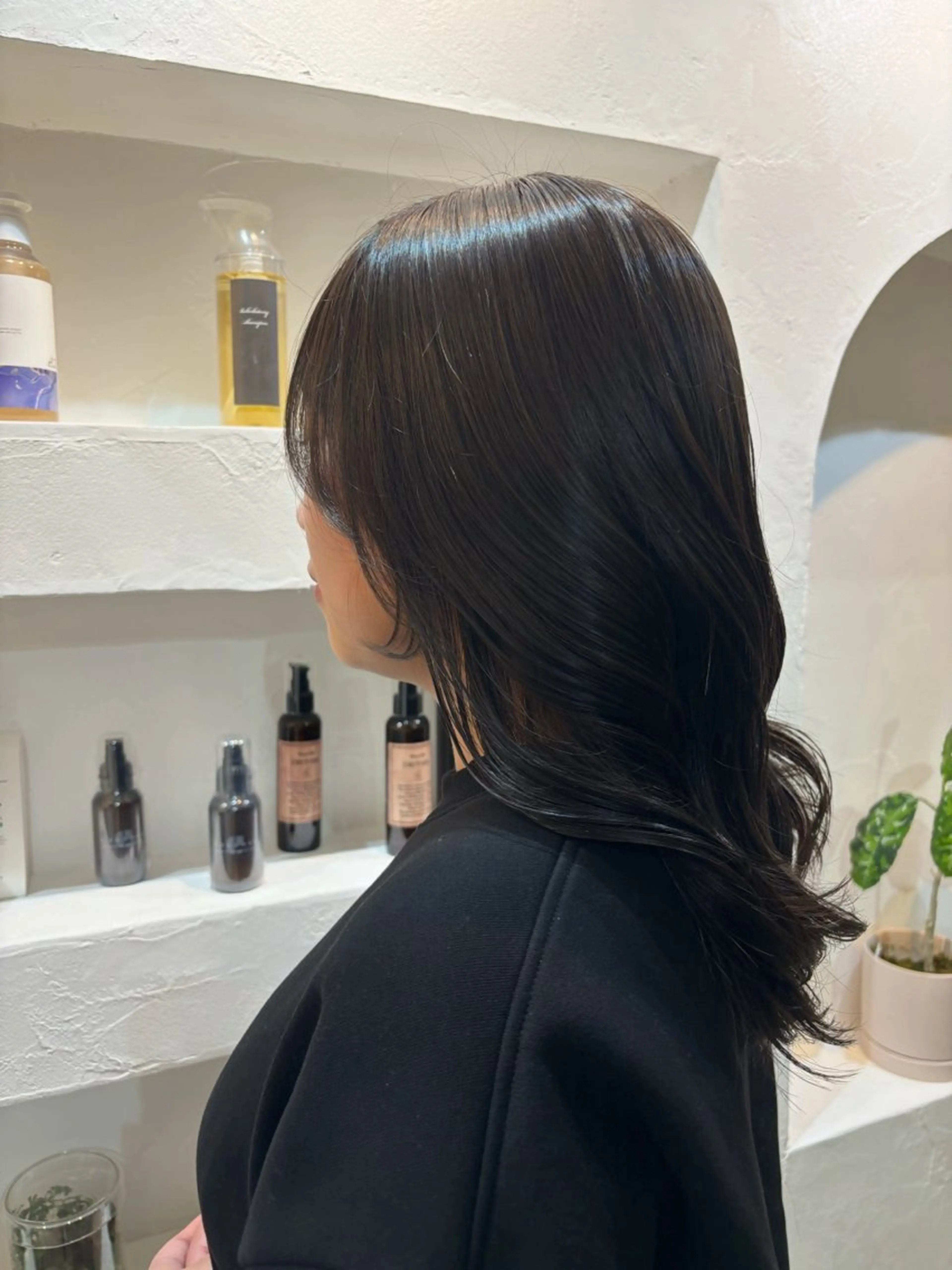 セミロング 顔周りのデザイン特化 井手麻梨栄のヘアスタイル