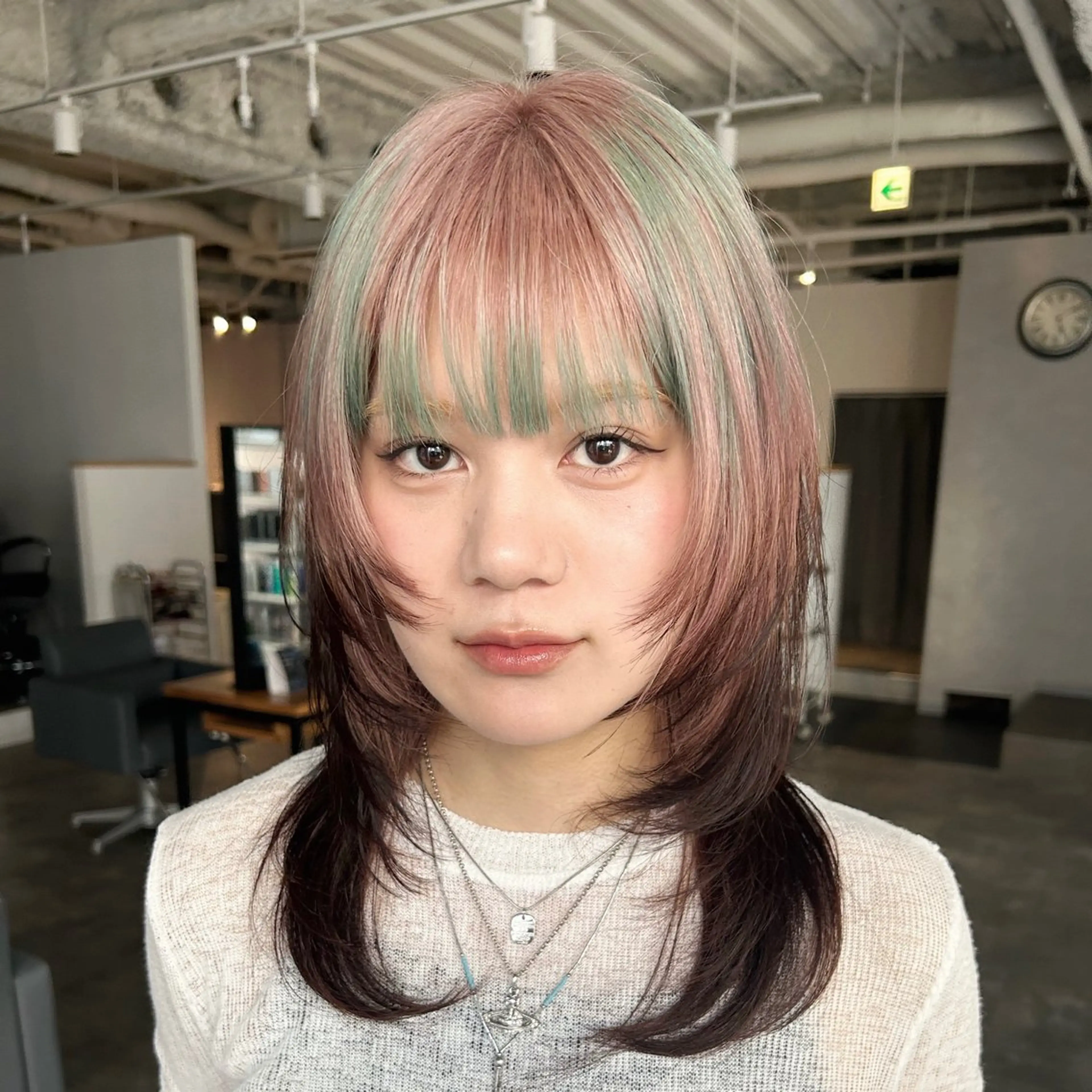 セミロング カラー デザインカラー ヘアカラー hinano ヒナノのヘアスタイル