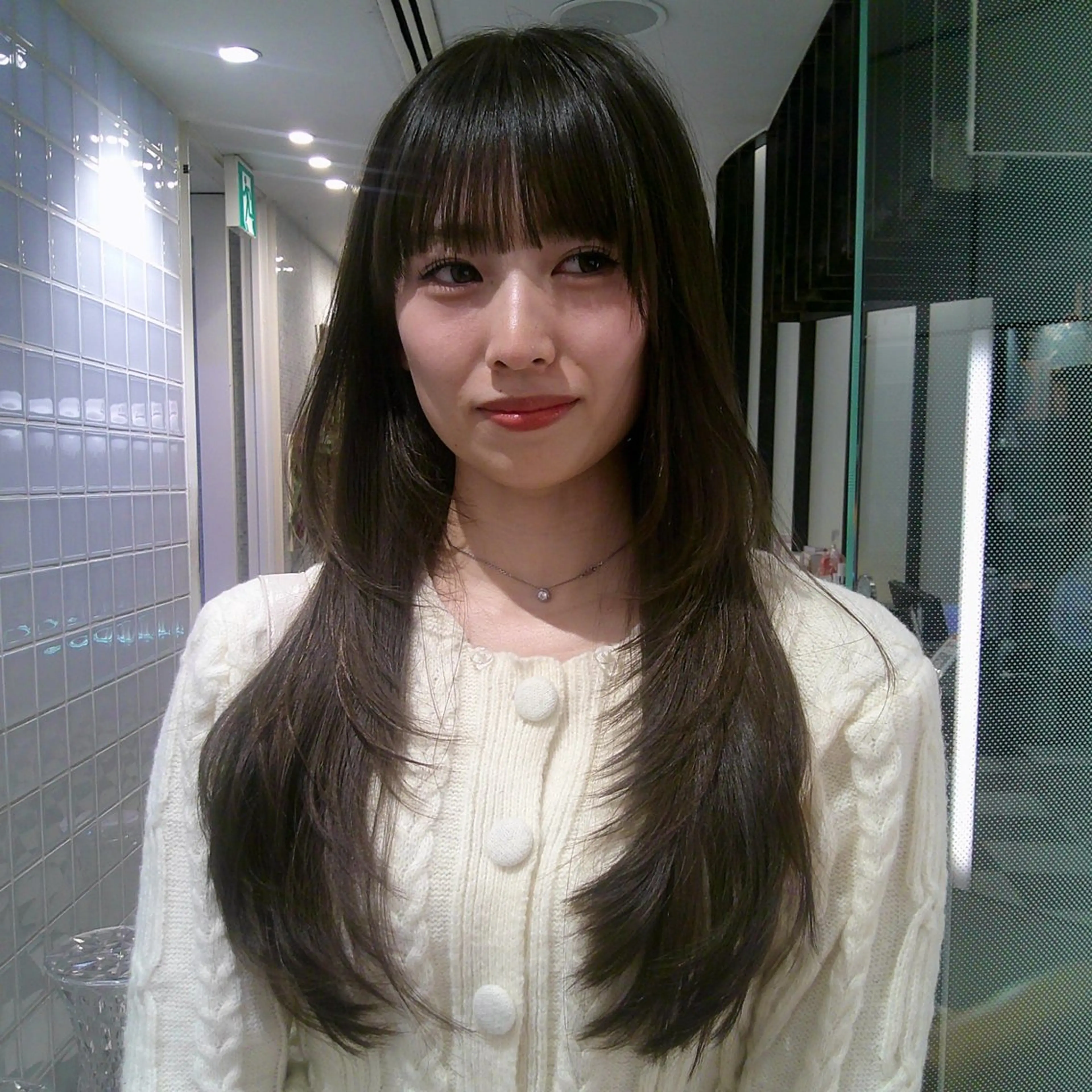 セミロング 顔まわりレイヤー 顔周りカット レイヤーカット 大久保 桃夏のヘアスタイル