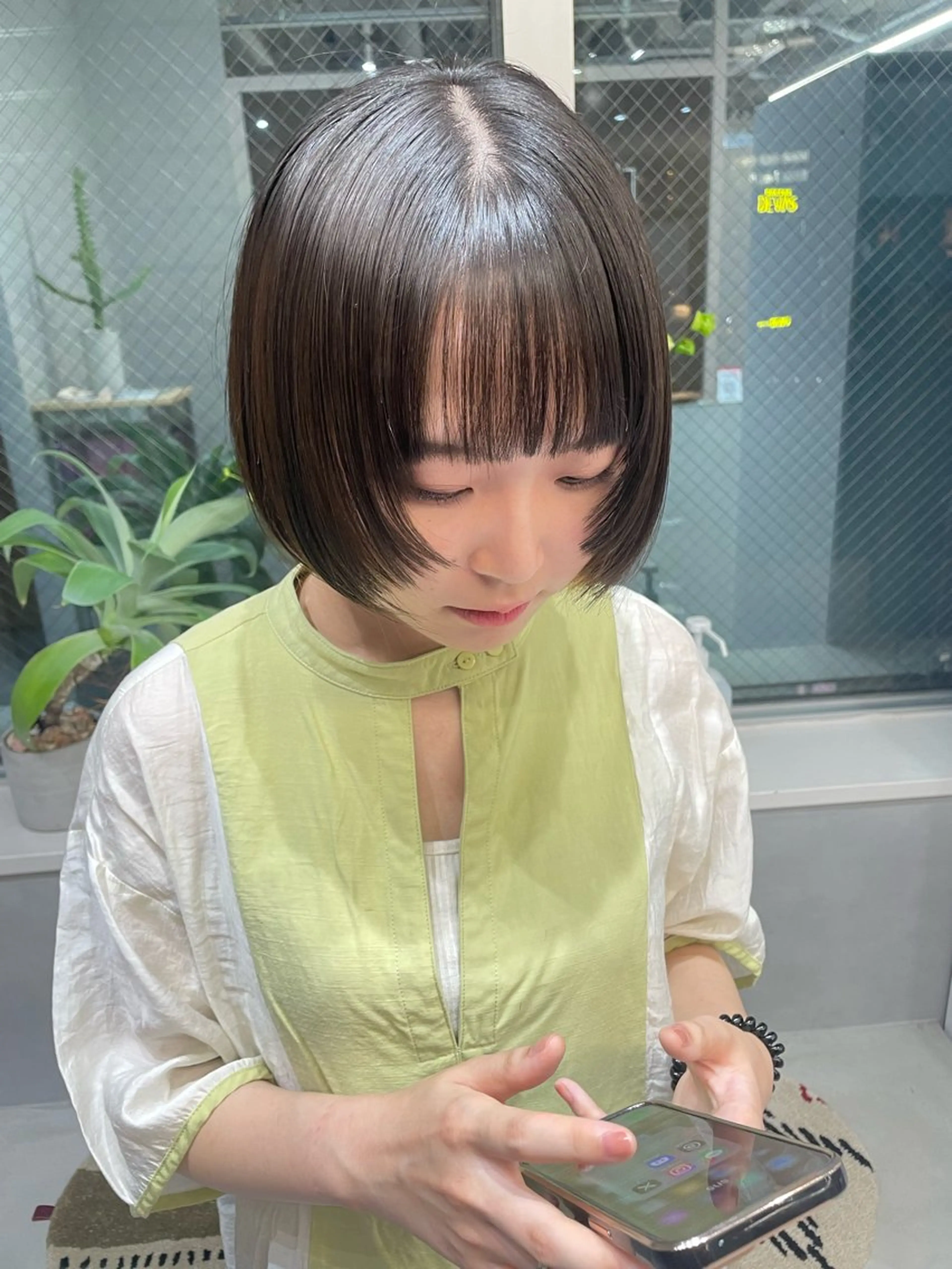 ミディアム カラー ボブレイヤー 黒髪 透明感カラー ボブ 顔まわりレイヤー yui/ layer cutのヘアスタイル