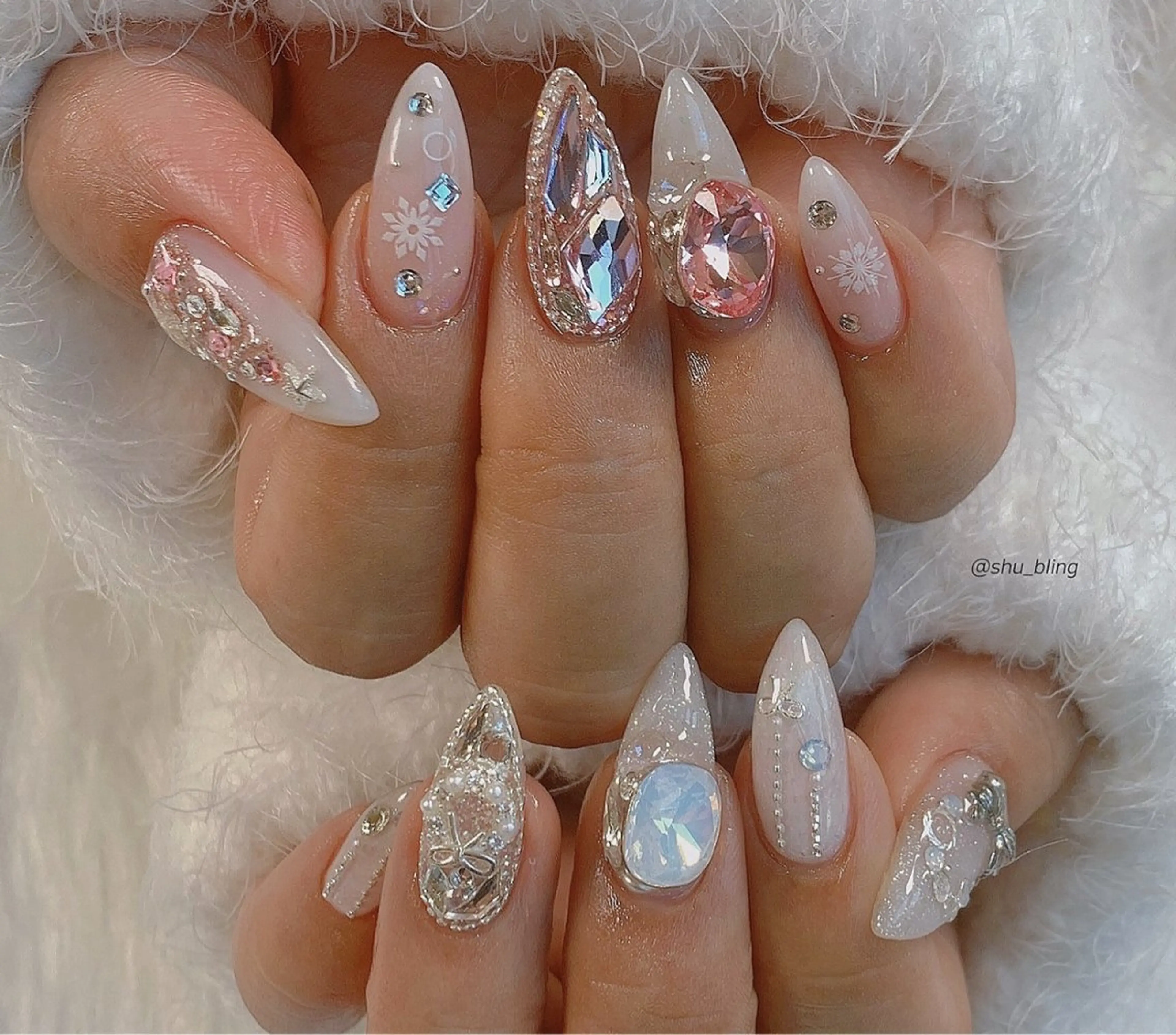 ネイル キラキラネイル ハンドネイル HEAVEN BEAUTY  & NAIL SALON所属・馬詰 にゅんのネイルデザイン