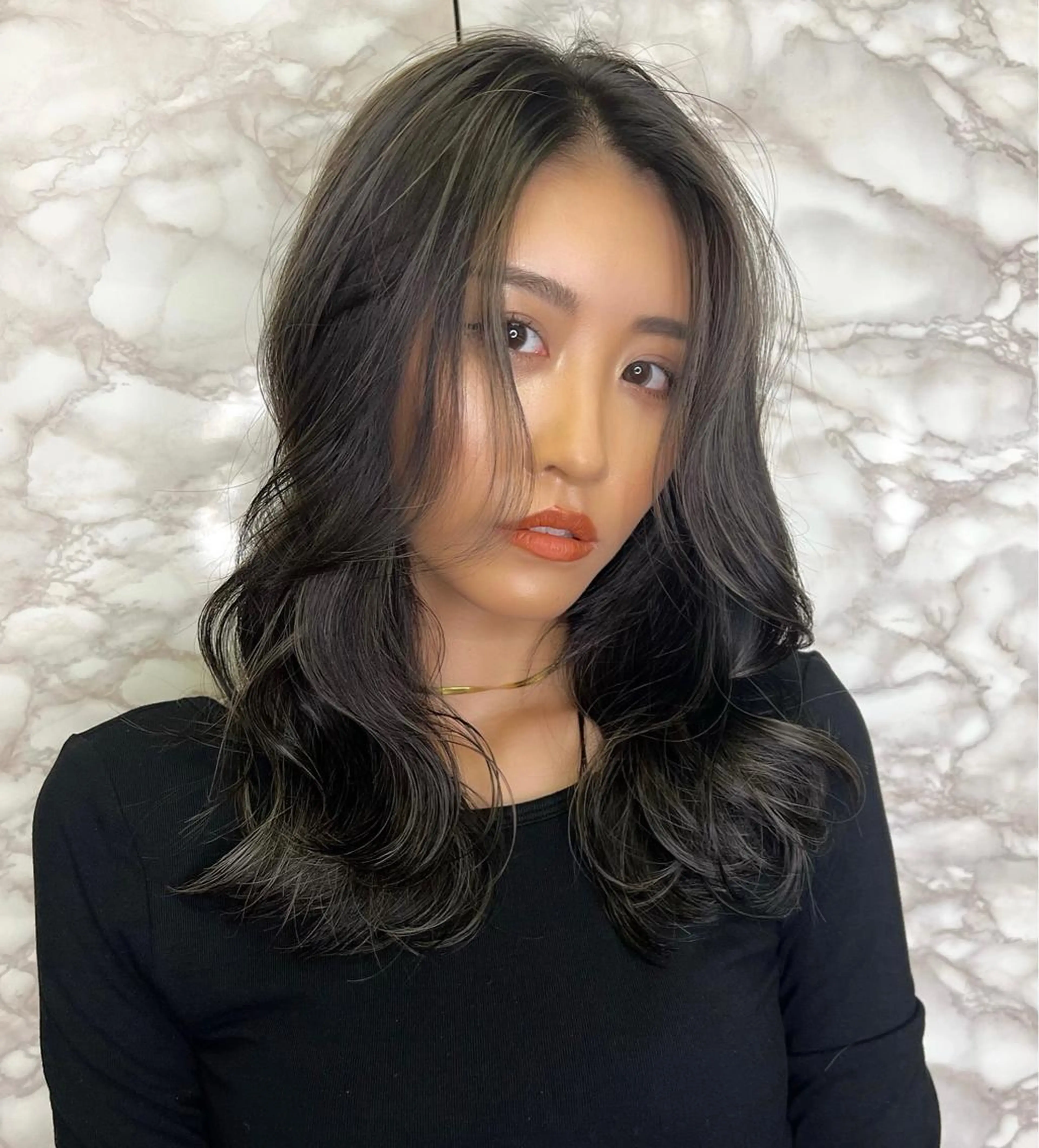 ロング カラー バレイヤージュ 黒髪 ブリーチ ケアブリーチ デザインカラー 🩶透明感グレージュ /レイヤー🩶のヘアスタイル