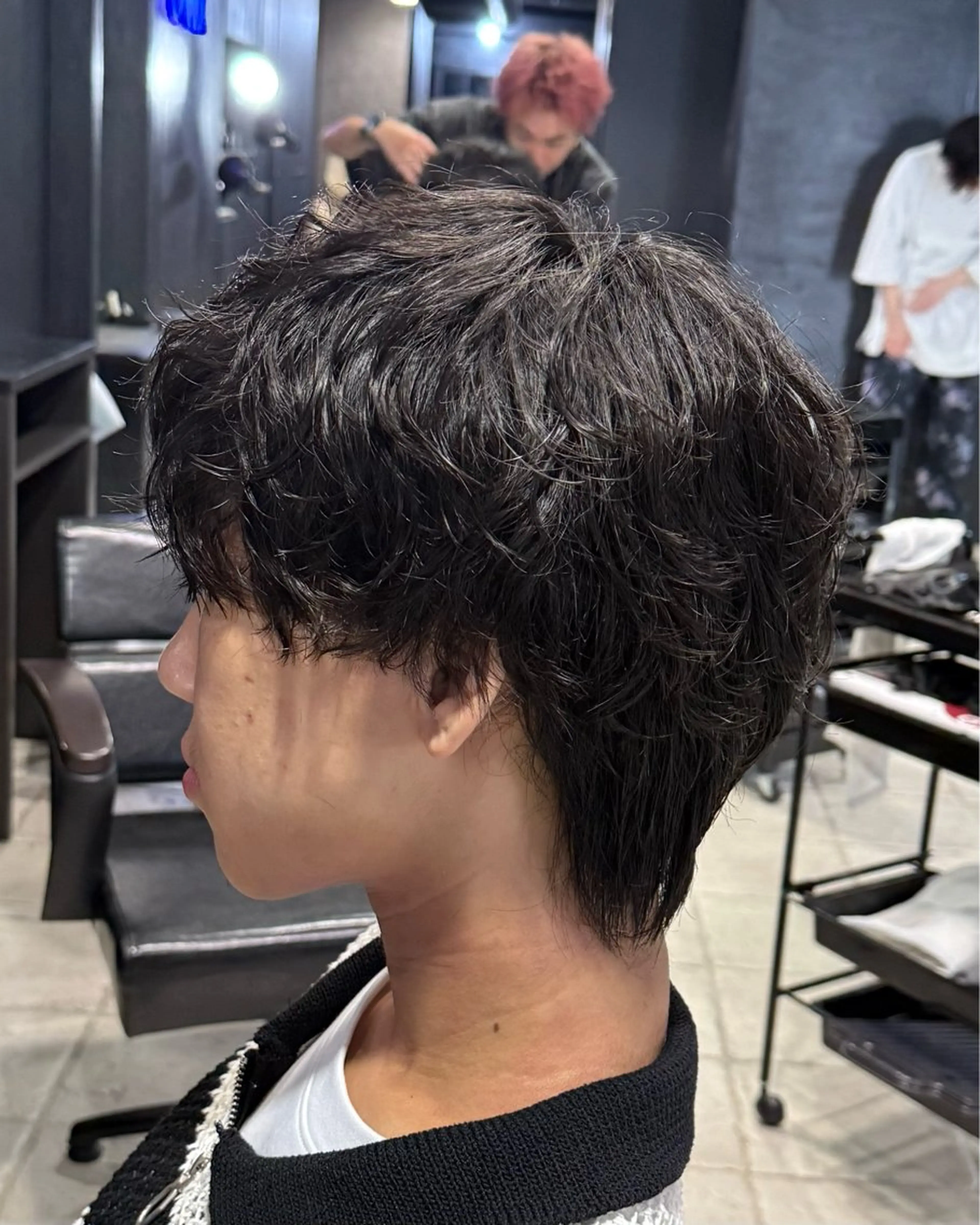 ミディアム パーマ メンズ ミディアムパーマ メンズパーマ カット パーマ 難波/メンズウルフ・ フェザーパーマ鶴田文のヘアスタイル