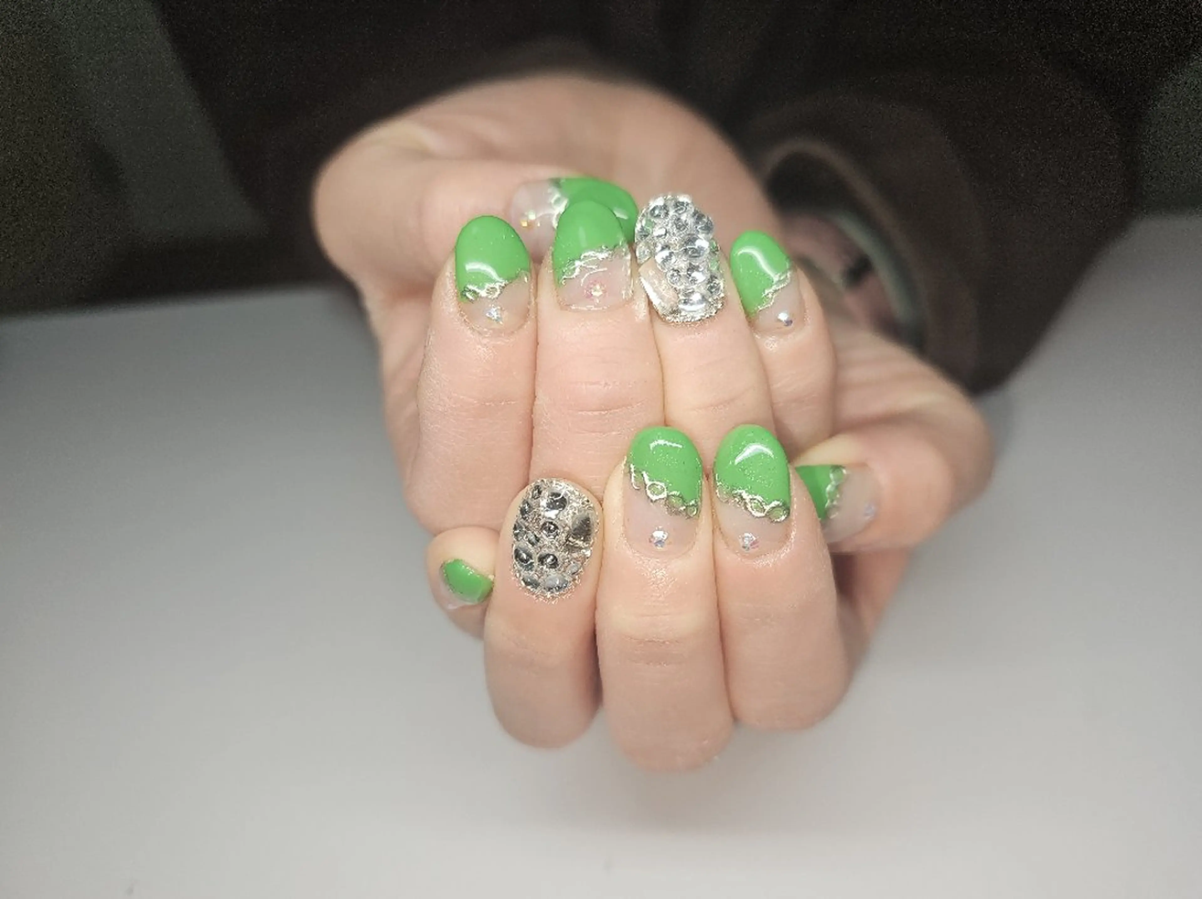 ネイル フレンチネイル グリーン 斜めフレンチ ストーンネイル J ♡nailのネイルデザイン