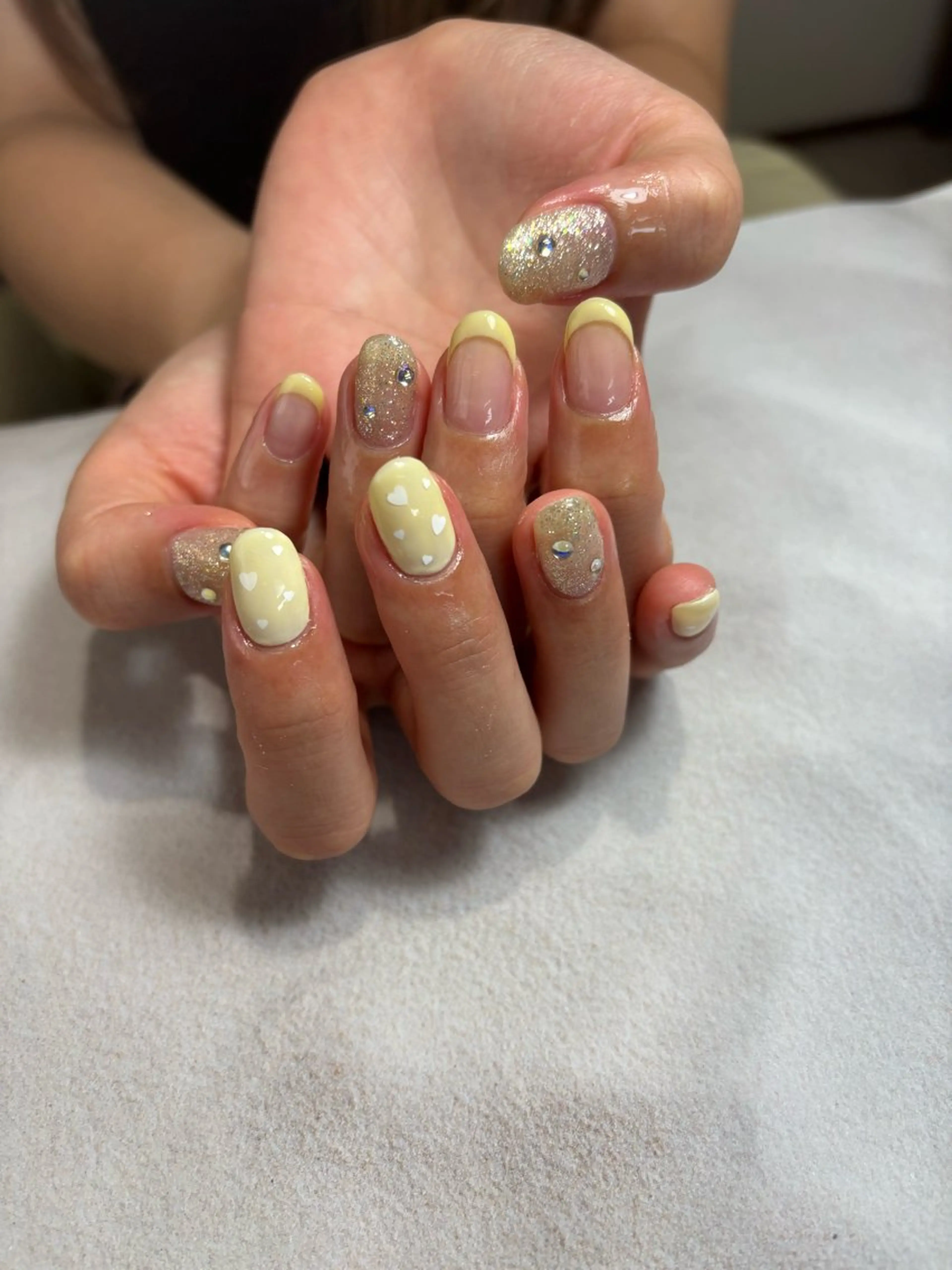 ミディアム イエローカラー ハンドネイル フットネイル capricious nail★のネイルデザイン