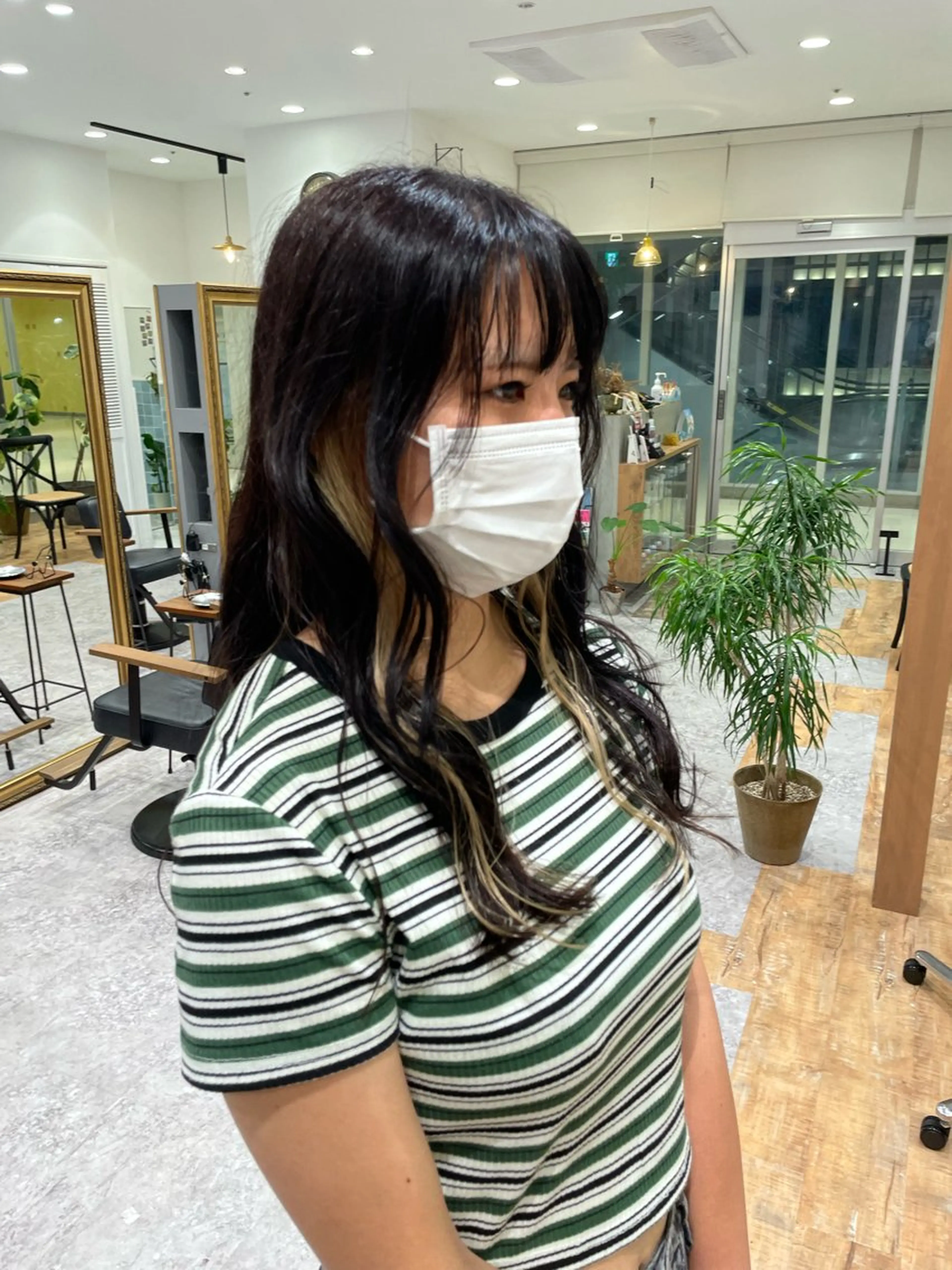 カラー イヤリングカラー ヘアカラー トリートメント ハイトーン、ベージュ ボブカット🫧のヘアスタイル