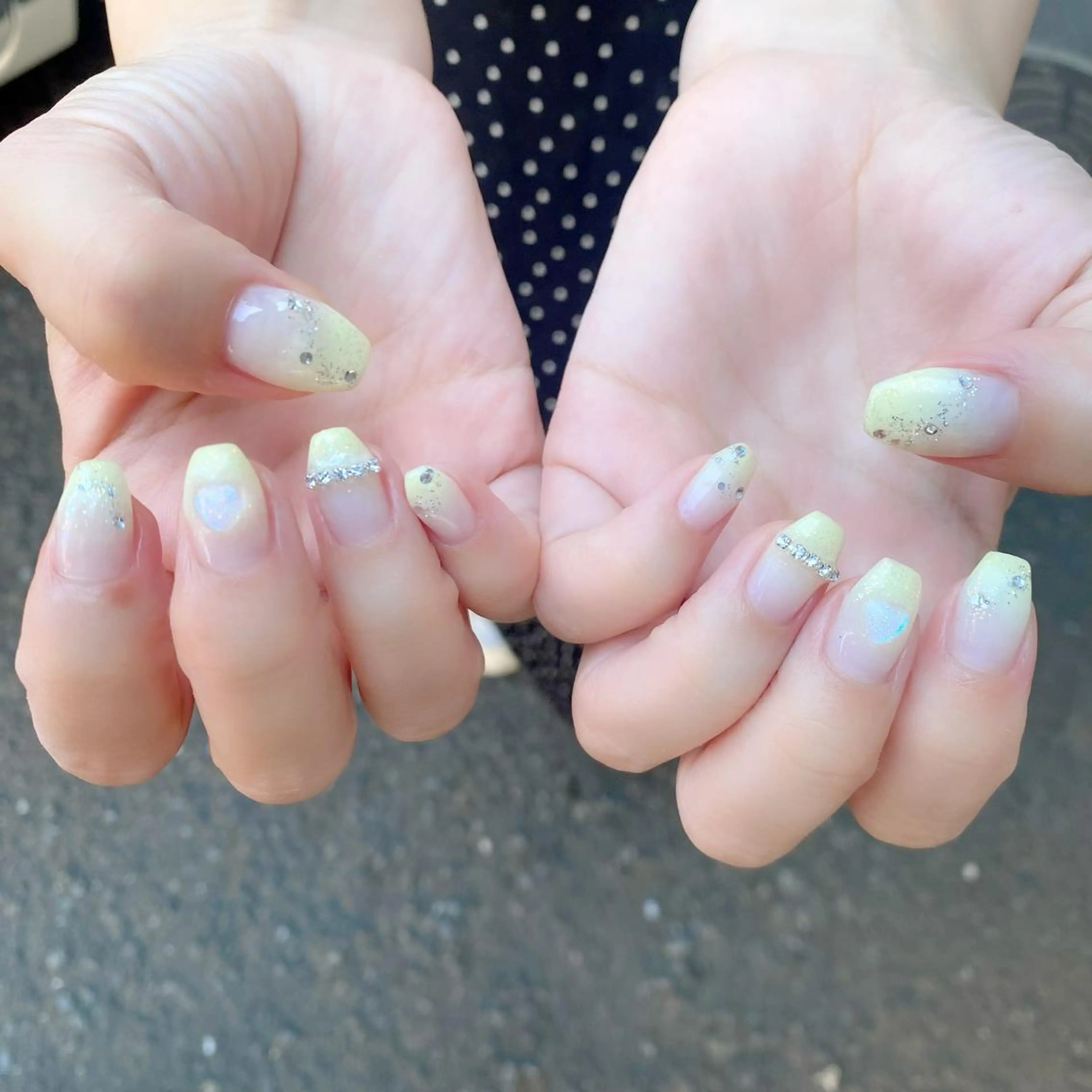 ネイル オーロラネイル グラデーション ハート 夏ネイル 黄色 Salon Ｋのネイルデザイン