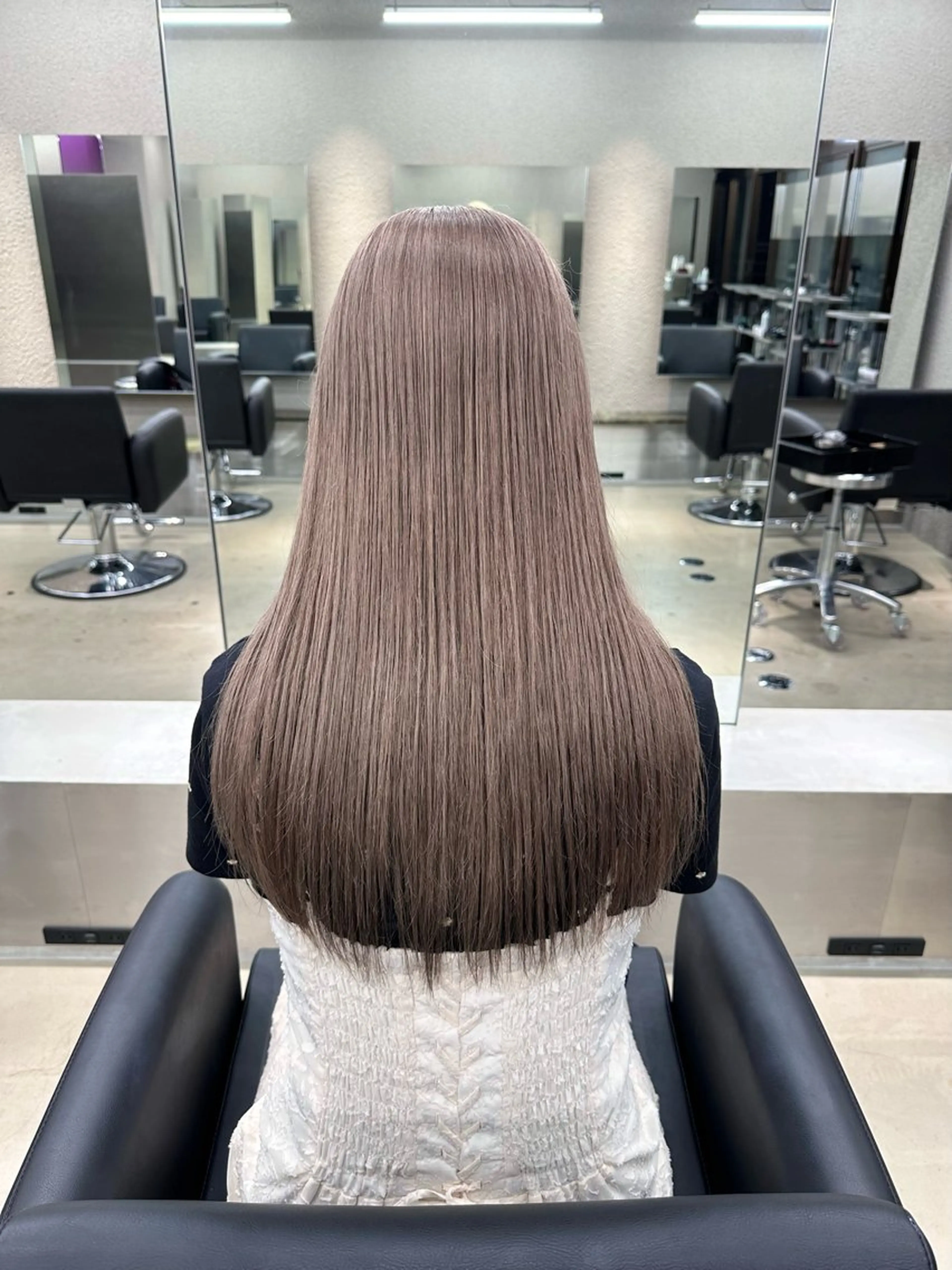 ロング レイヤーカット トリートメント SALOWIN栄三丁目店所属・ハイトーン/ 縮毛矯正のヘアスタイル