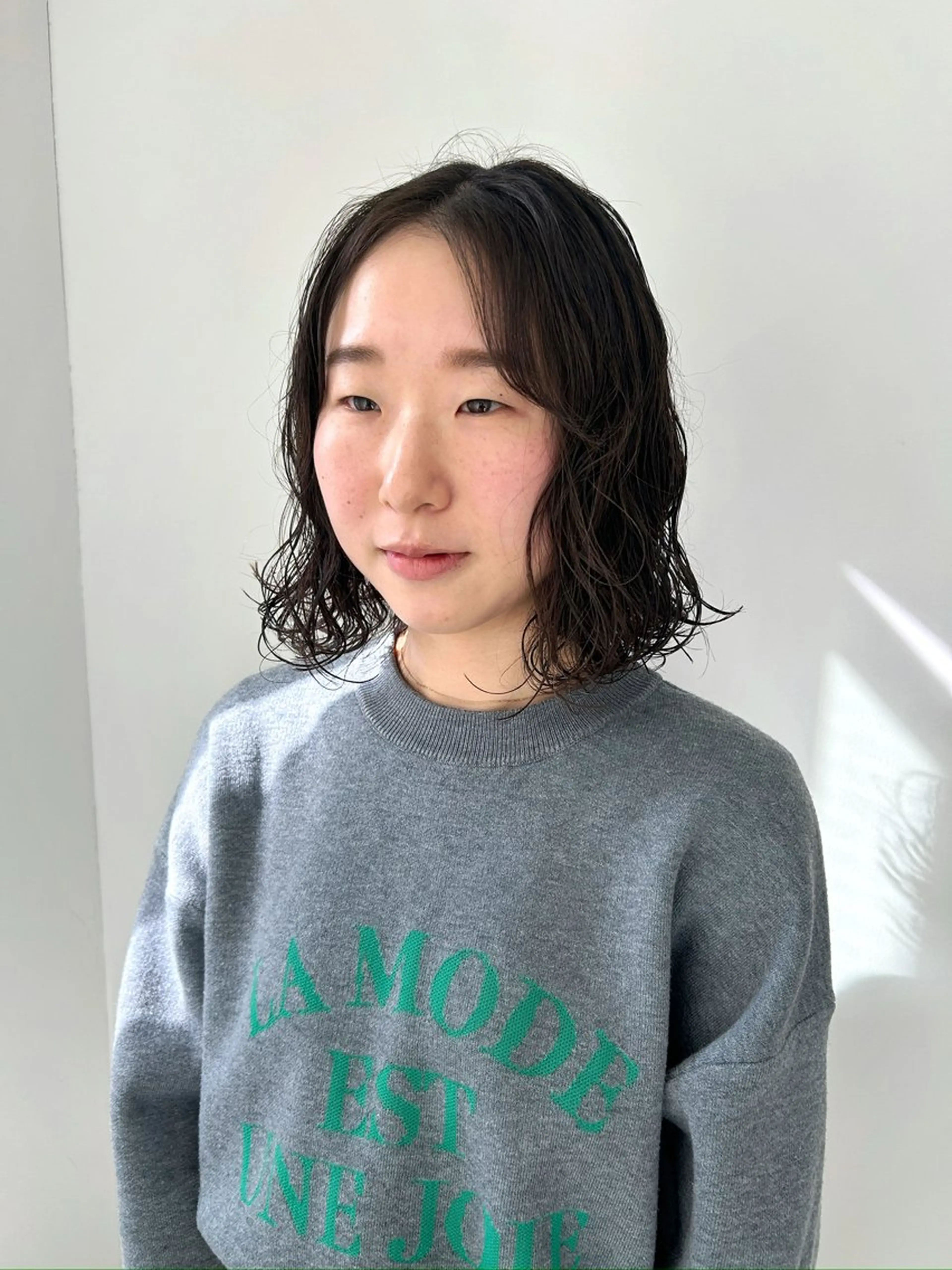 ミディアム カラー パーマ ENIF ツキのヘアスタイル