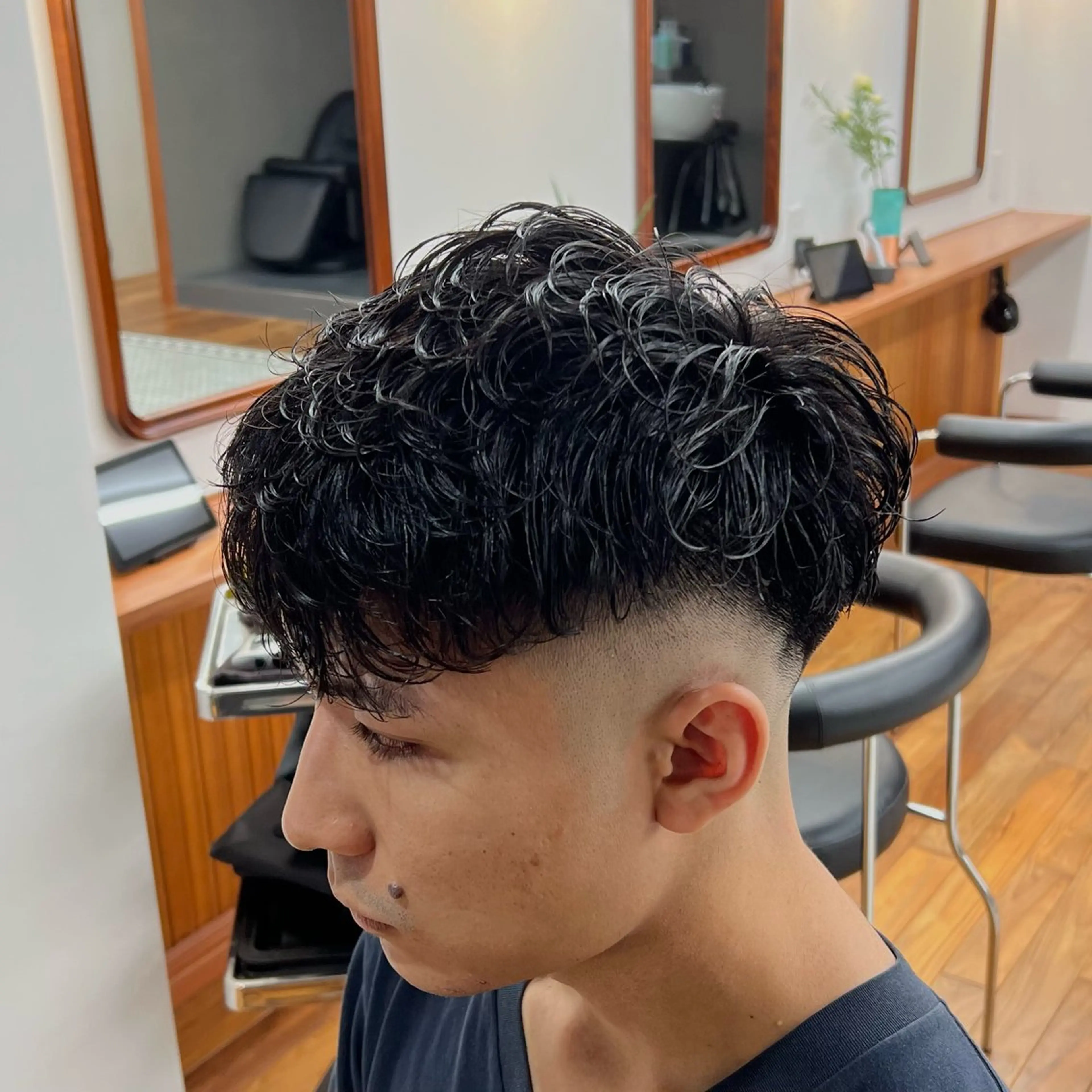 ショート パーマ メンズ フェードカット スキンフェード スペインカール カット メンズカット✂️ スキンフェード伊藤陸のヘアスタイル