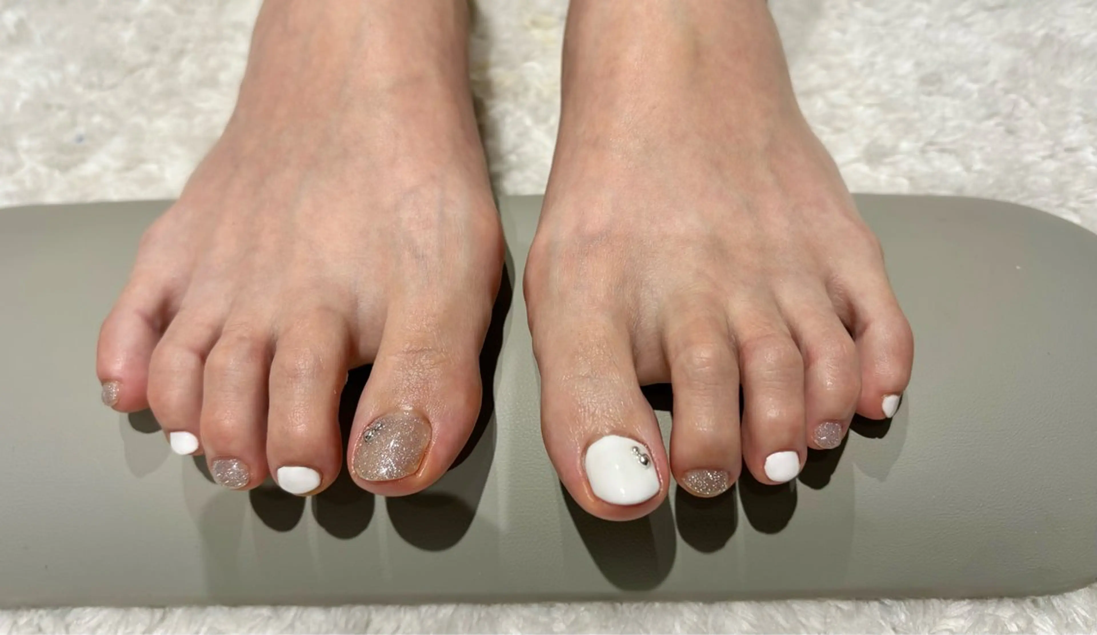 ネイル フラッシュネイル シルバー ホワイト neo.nail柏 Mutsumiのネイルデザイン