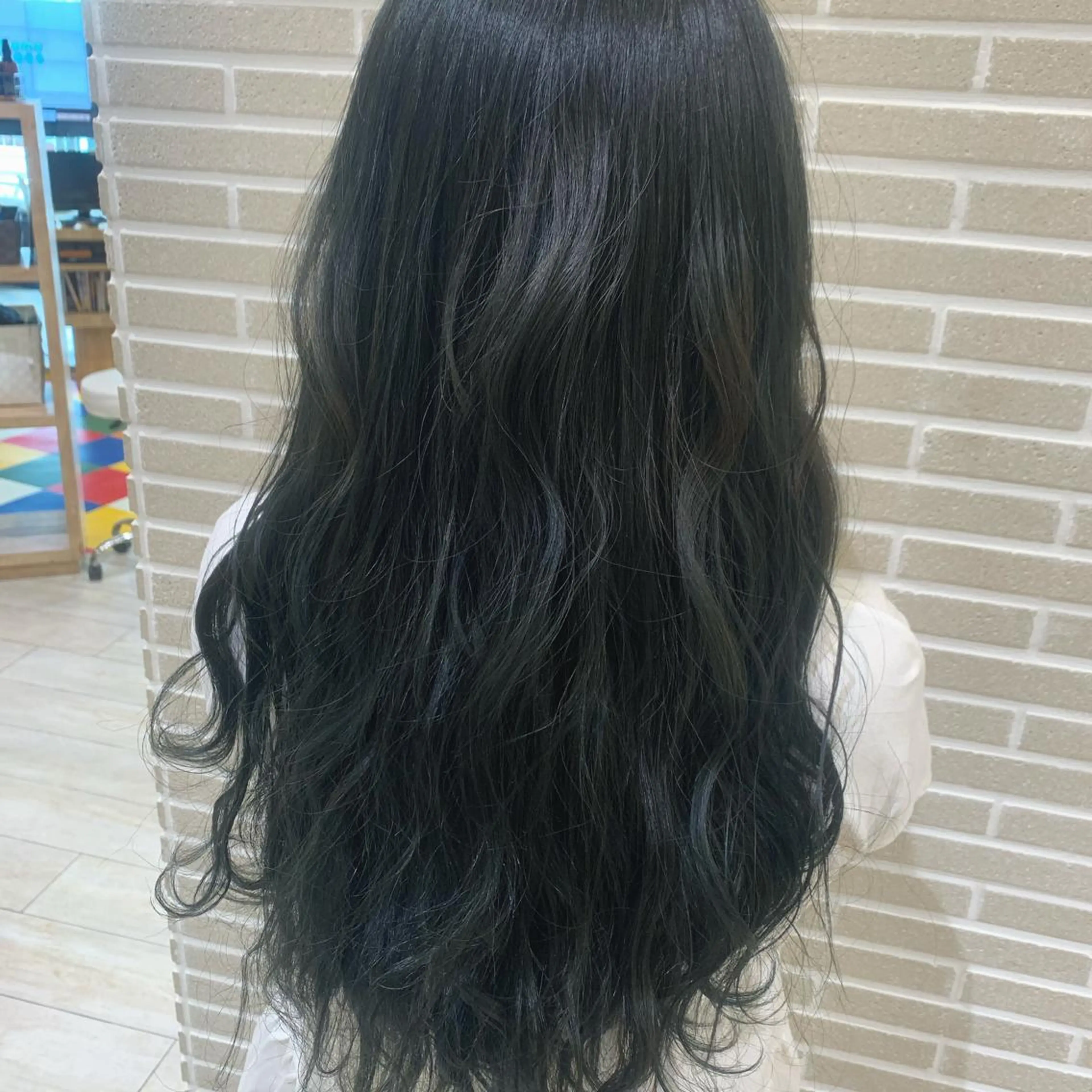 ロング ヘアカラー amie三ノ宮所属・潟上 菜摘のヘアスタイル
