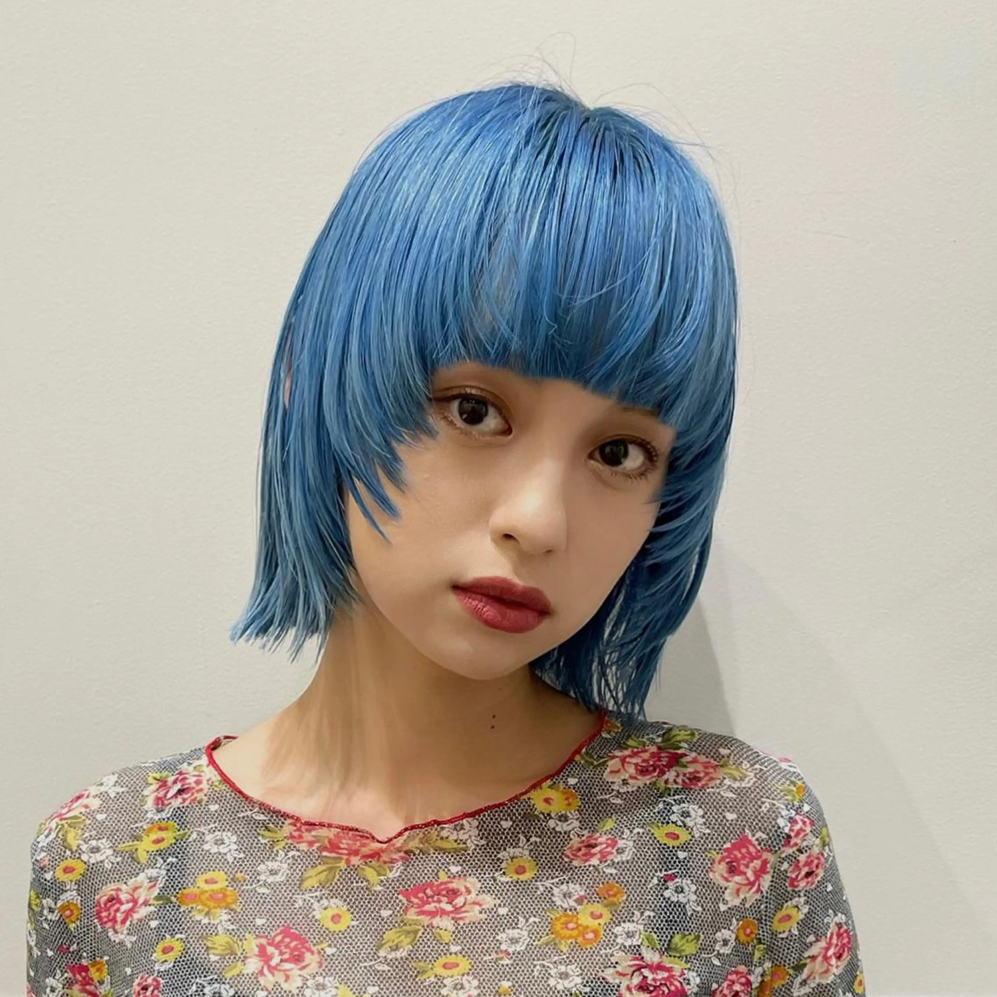 ショート カラー ブルーカラー ボブ 顔まわりレイヤー レイヤーカット ウルフカット カット ヘアカラー トリートメント SALOWIN所属・ブリーチ✨ ボブ✨レイヤーのヘアスタイル