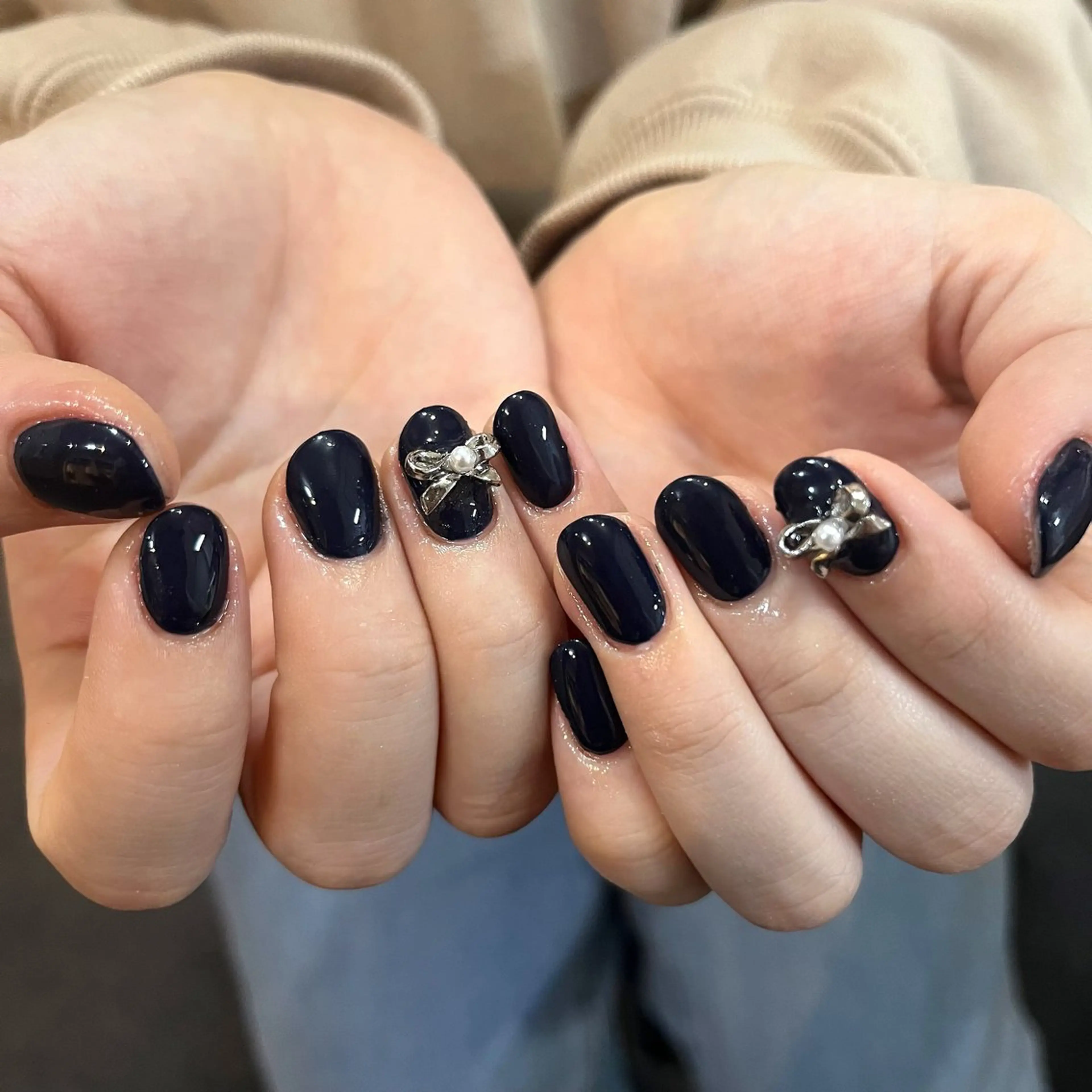 ネイル ワンカラーネイル リボン ショートネイル シルバー シンプルネイル ハンドネイル ハンドケア 🎀NAIL🎀 AI🪄︎︎◝✩のネイルデザイン