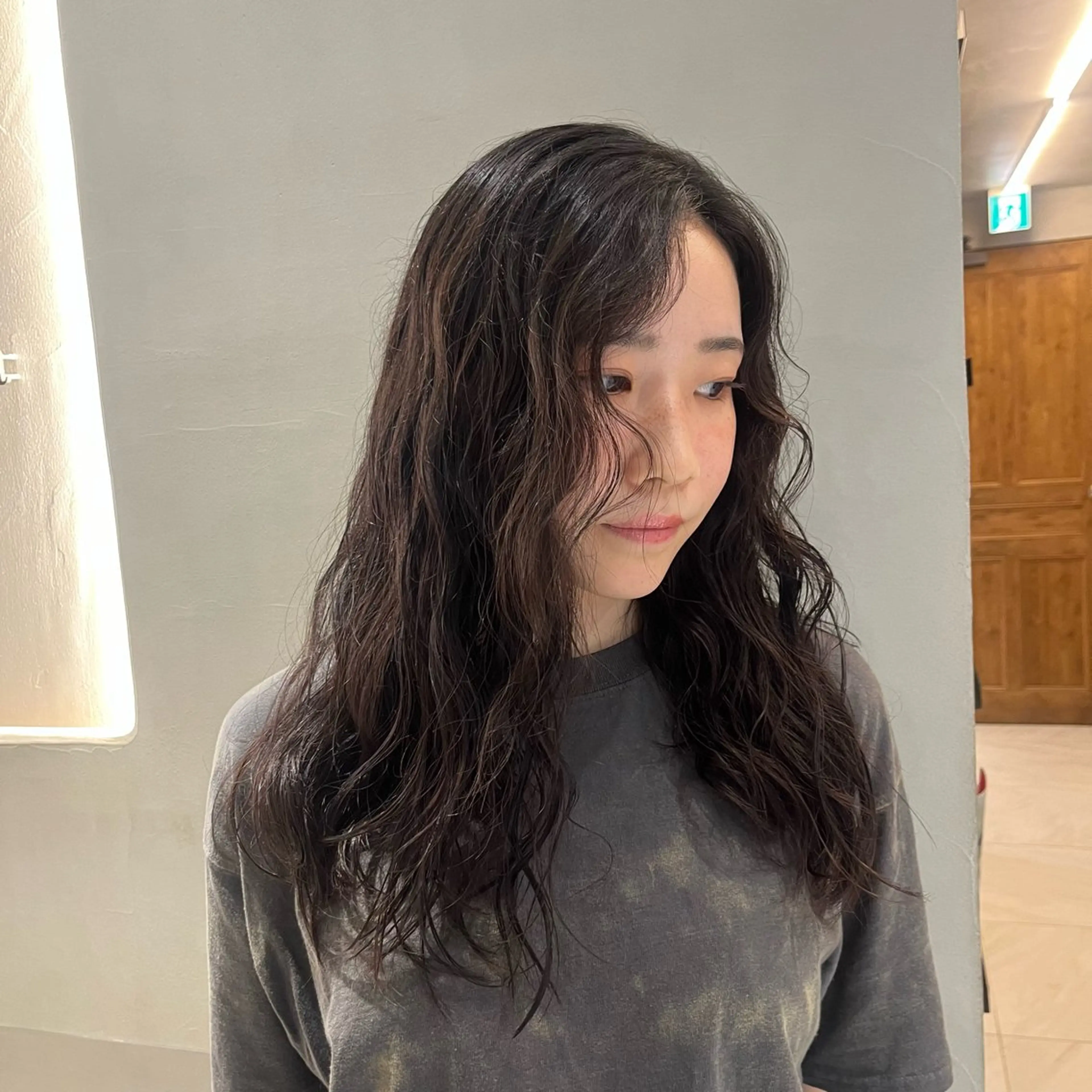 ロング パーマ ナミ🩶暗髪/暖色 ❤️/透明感/縮毛のヘアスタイル