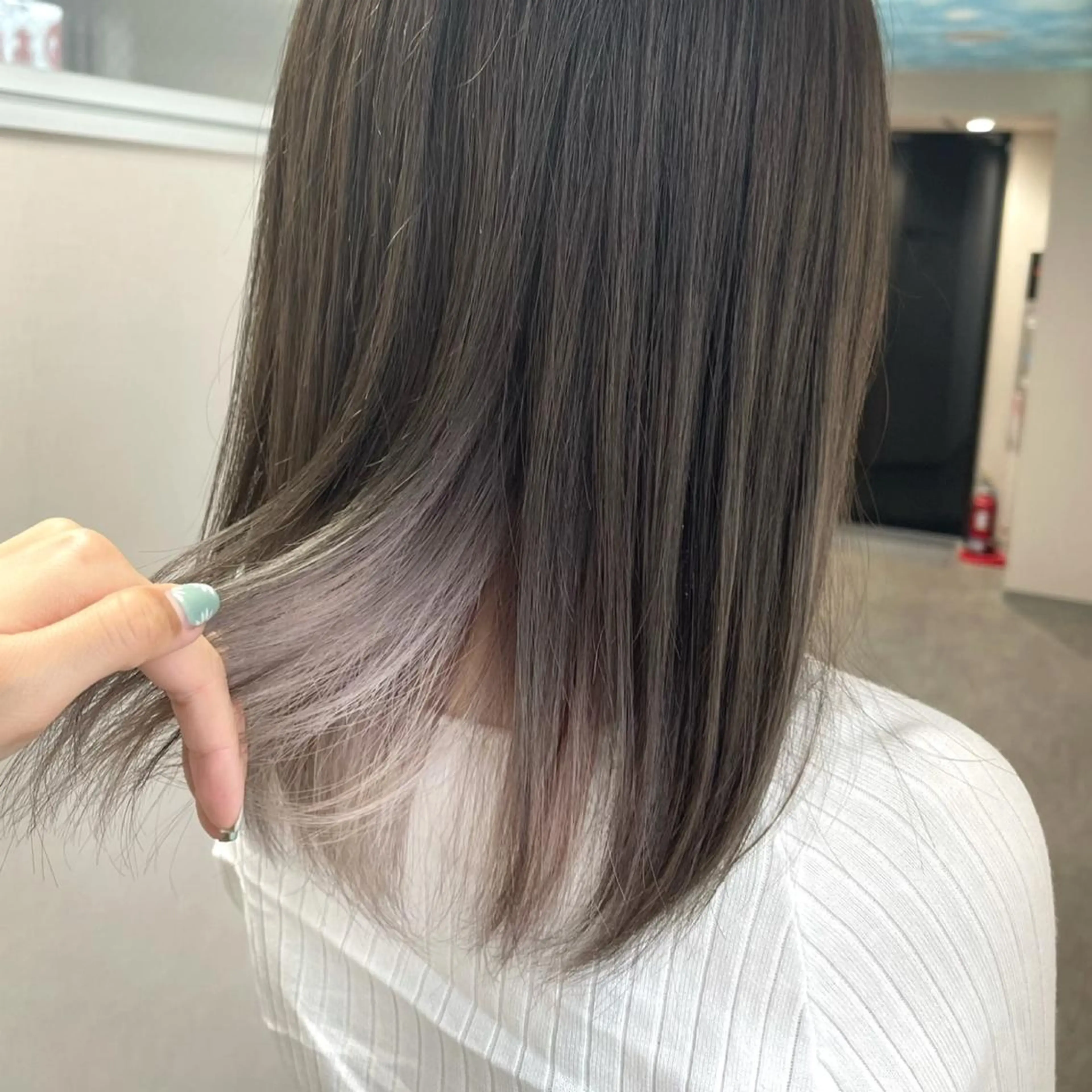 ミディアム アッシュ 伸ばしかけ ヘアカラー 松井那津子 /ハイライトブリーチのヘアスタイル