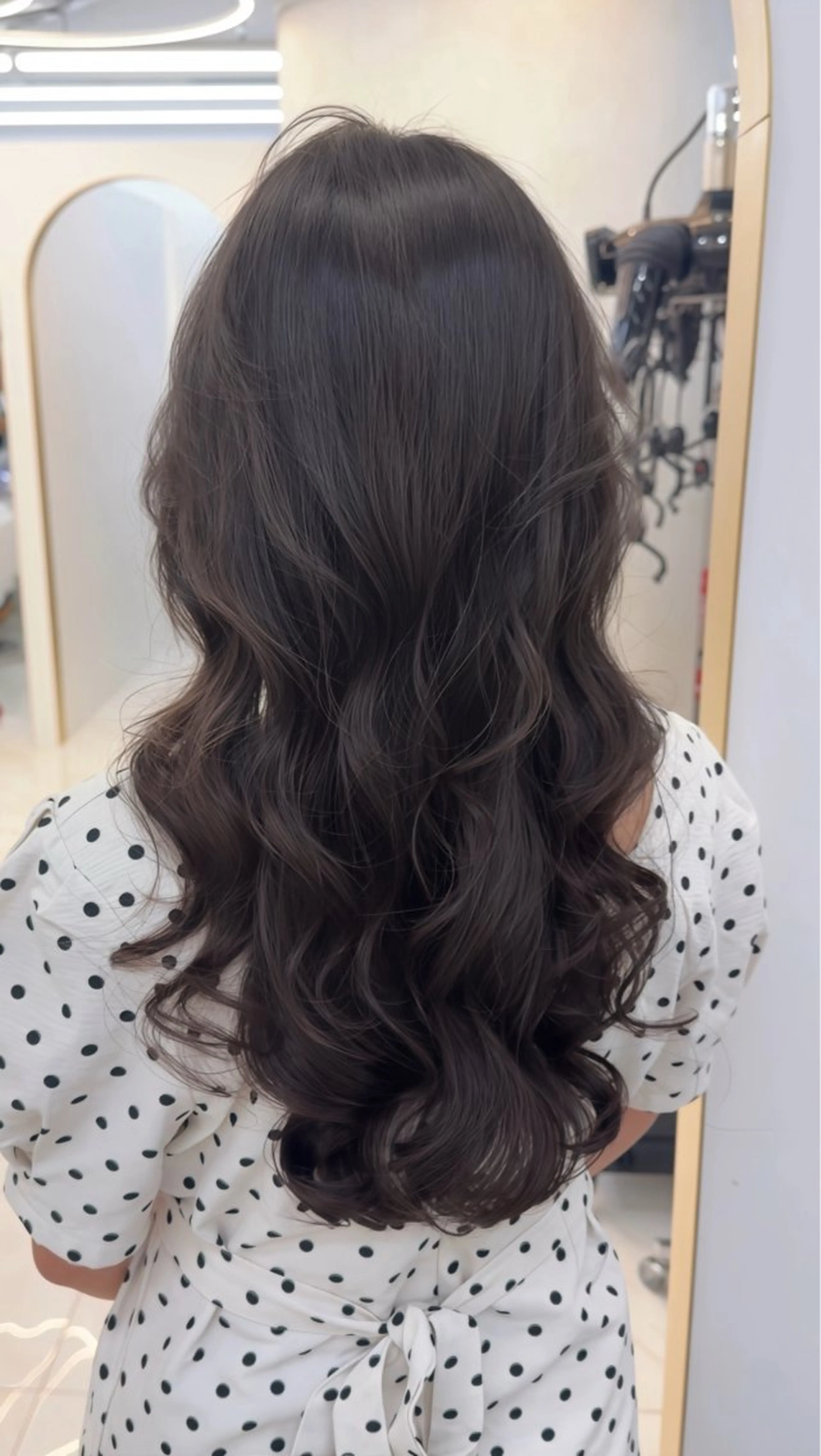 ロング ARMONY OMOTESANDO所属・本田秀幸 コテ巻き風パーマのヘアスタイル