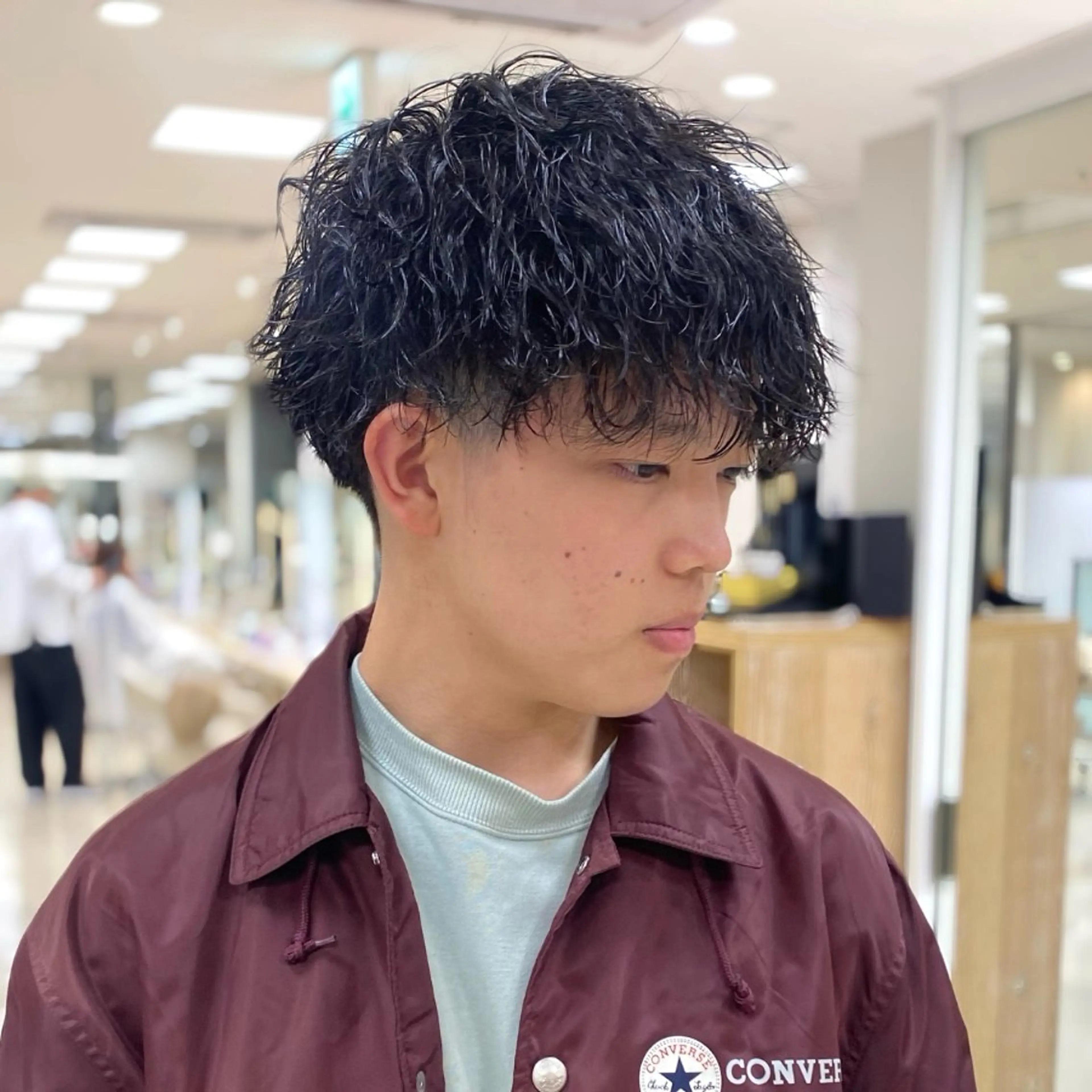 ミディアム パーマ メンズ ミディアムパーマ フェザーパーマ メンズパーマ 波巻きパーマ ニュアンスパーマ カット パーマ トリートメント 銀座メンズパーマ🦚 ブリーチ🌿レイヤーのヘアスタイル