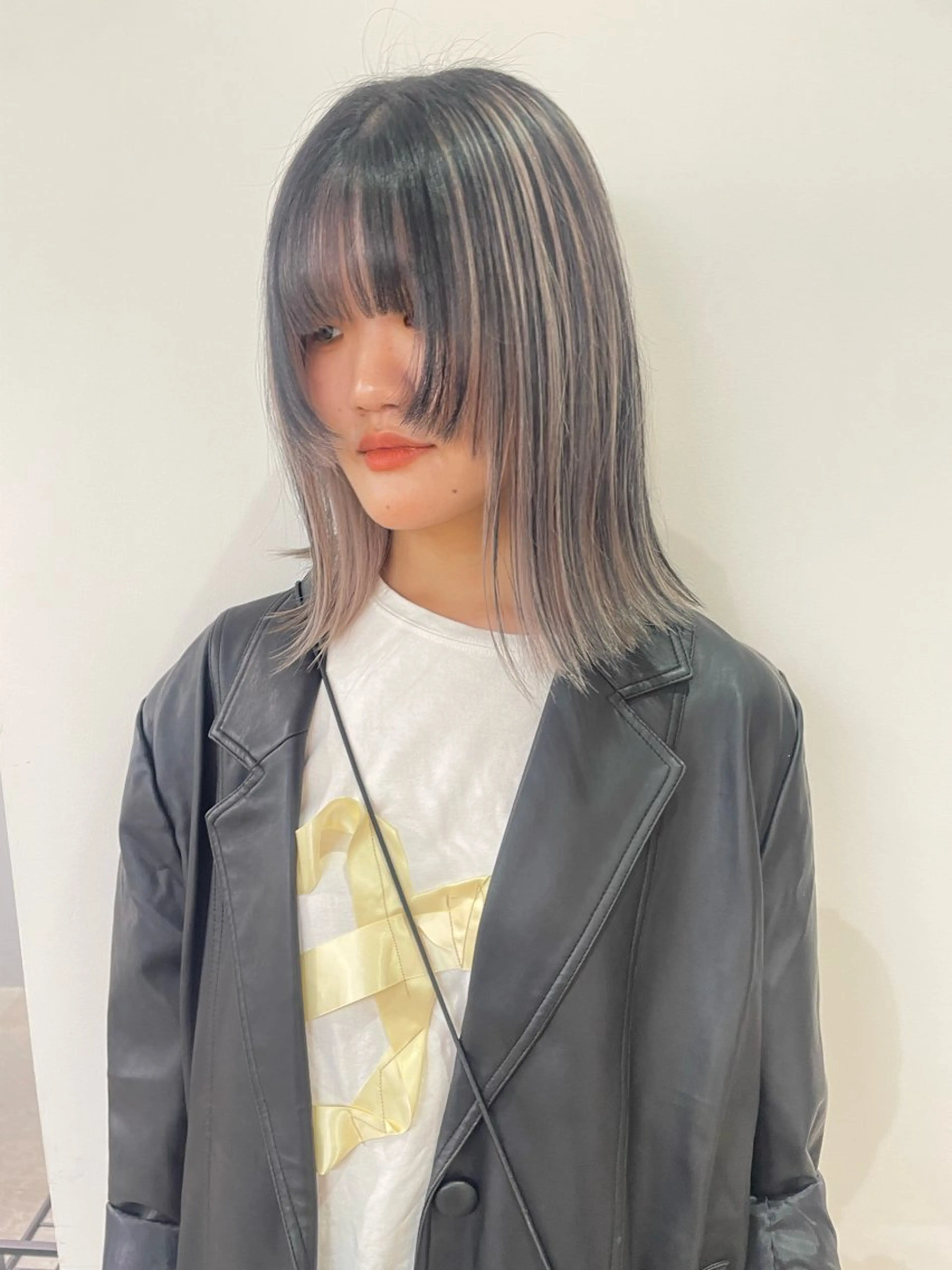 ミディアム カラー デザインカラー ハイライトカラー インナーカラー ハイライト ヘアカラー トリートメント MIU/ルーツカラー ボブ/顔周りレイヤーのヘアスタイル
