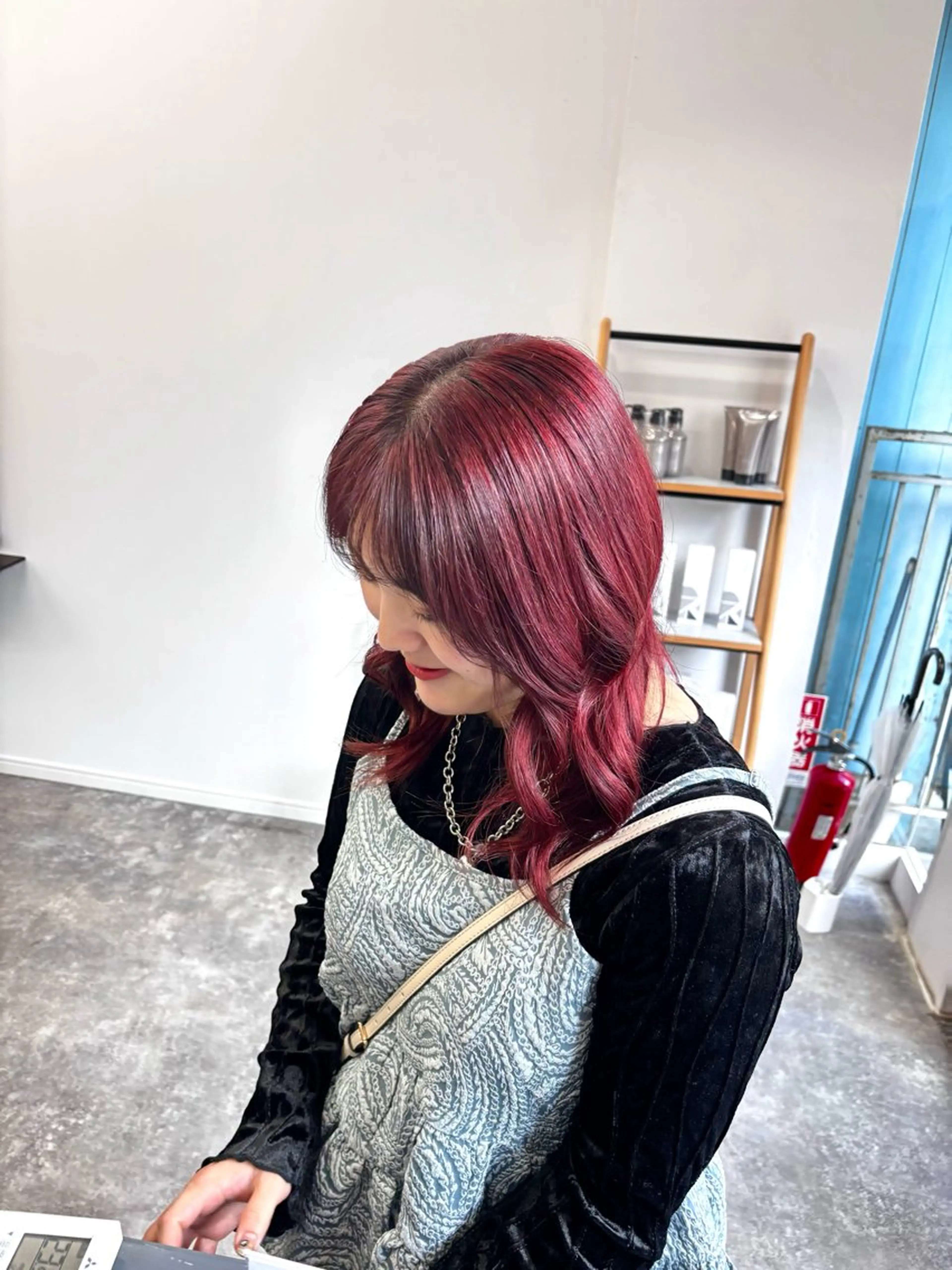 カラー ブリーチ ボルドーカラー ヘアカラー IO所属・楢本 莉子のヘアスタイル