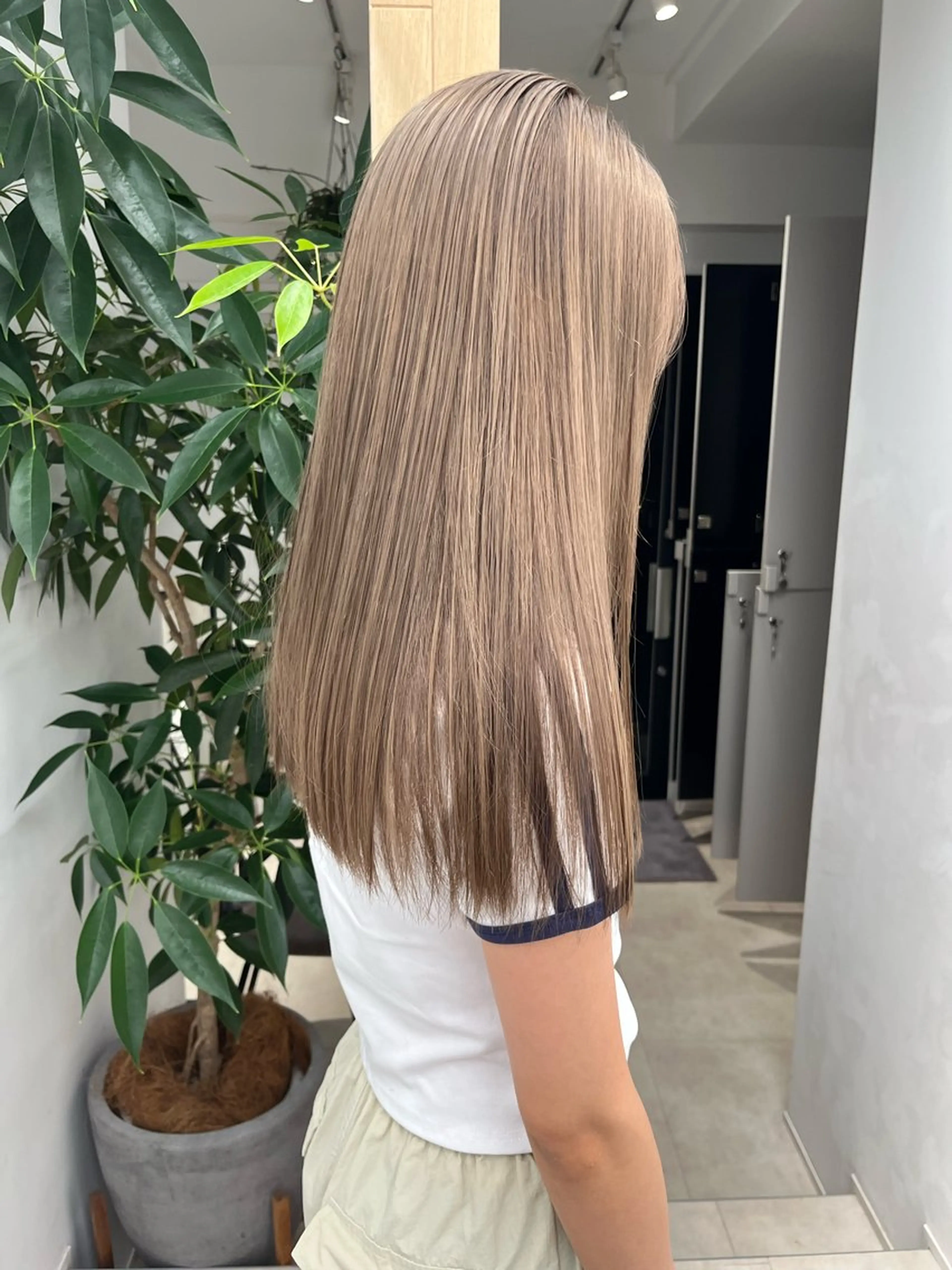 セミロング カラー ベージュカラー ブリーチ ダブルカラー ハイトーンカラー ヨシダ トモキのヘアスタイル