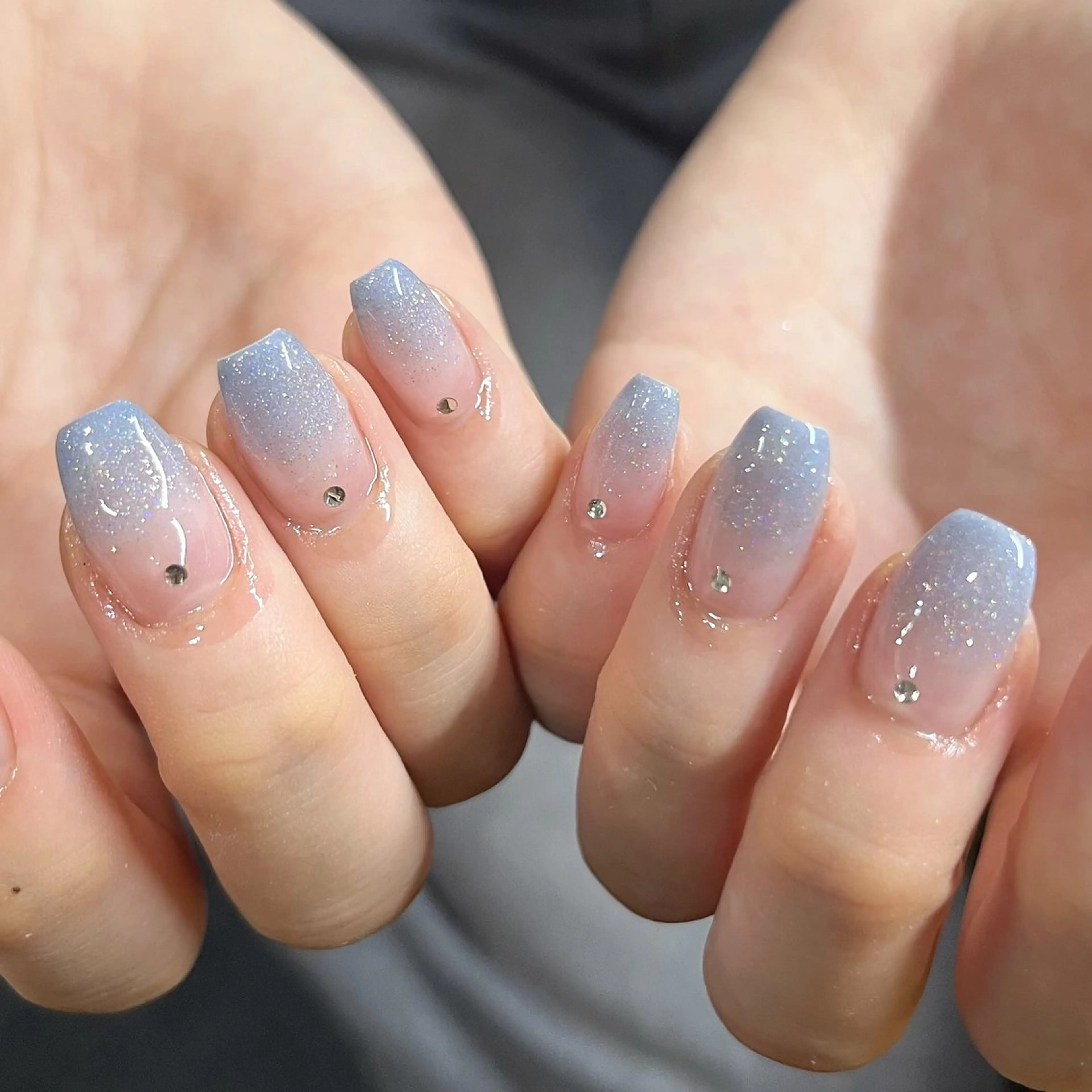 ネイル グラデーション キラキラネイル ラメ(グリッター) 水色 シルバー ハンドネイル ハンドケア 🎀NAIL🎀 AI🪄︎︎◝✩のネイルデザイン