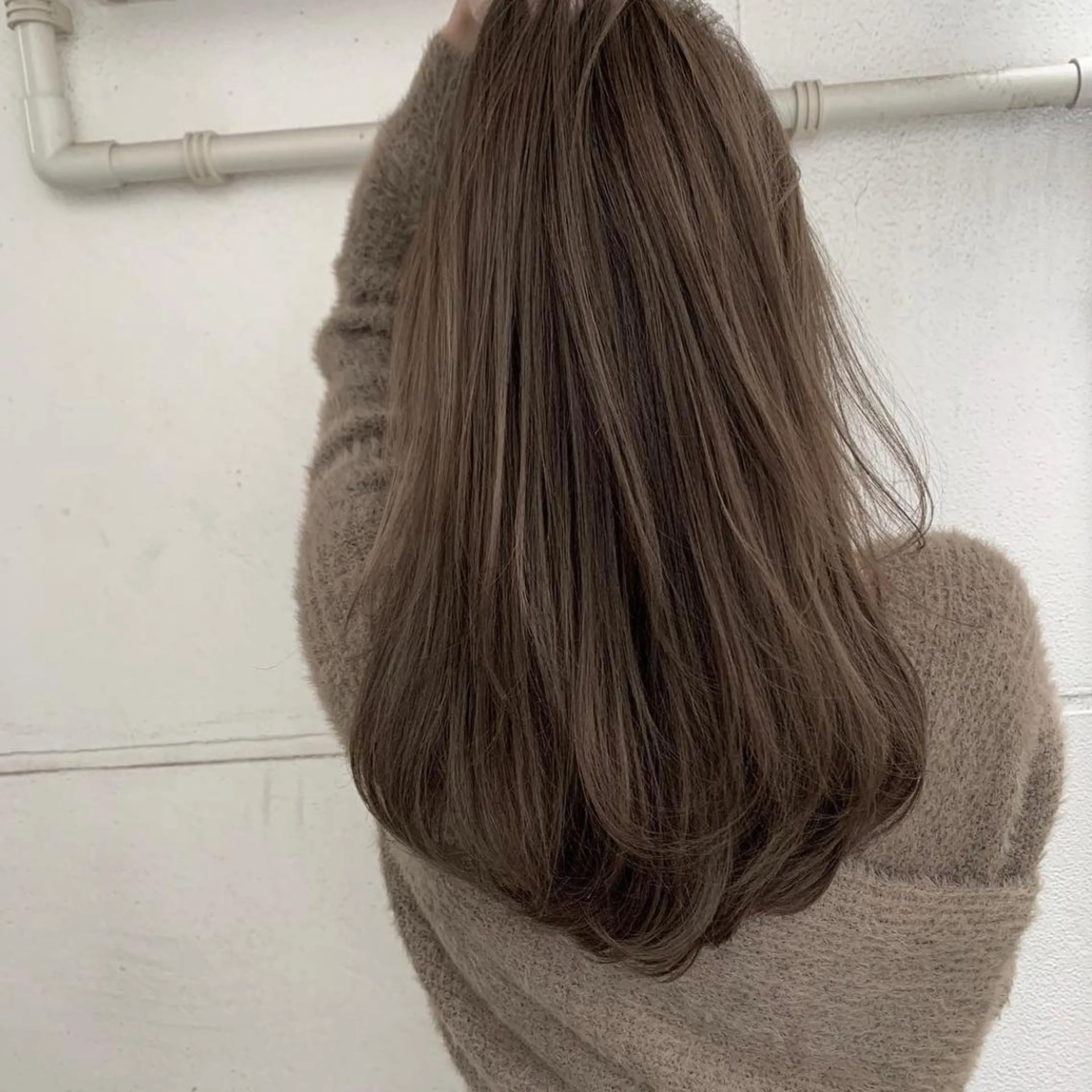 ロング カラー ブリーチ 透明感カラー グレージュ アイスグレージュ ブリーチなしカラー オフホワイトアンドなんば所属・福西 洋斗のヘアスタイル