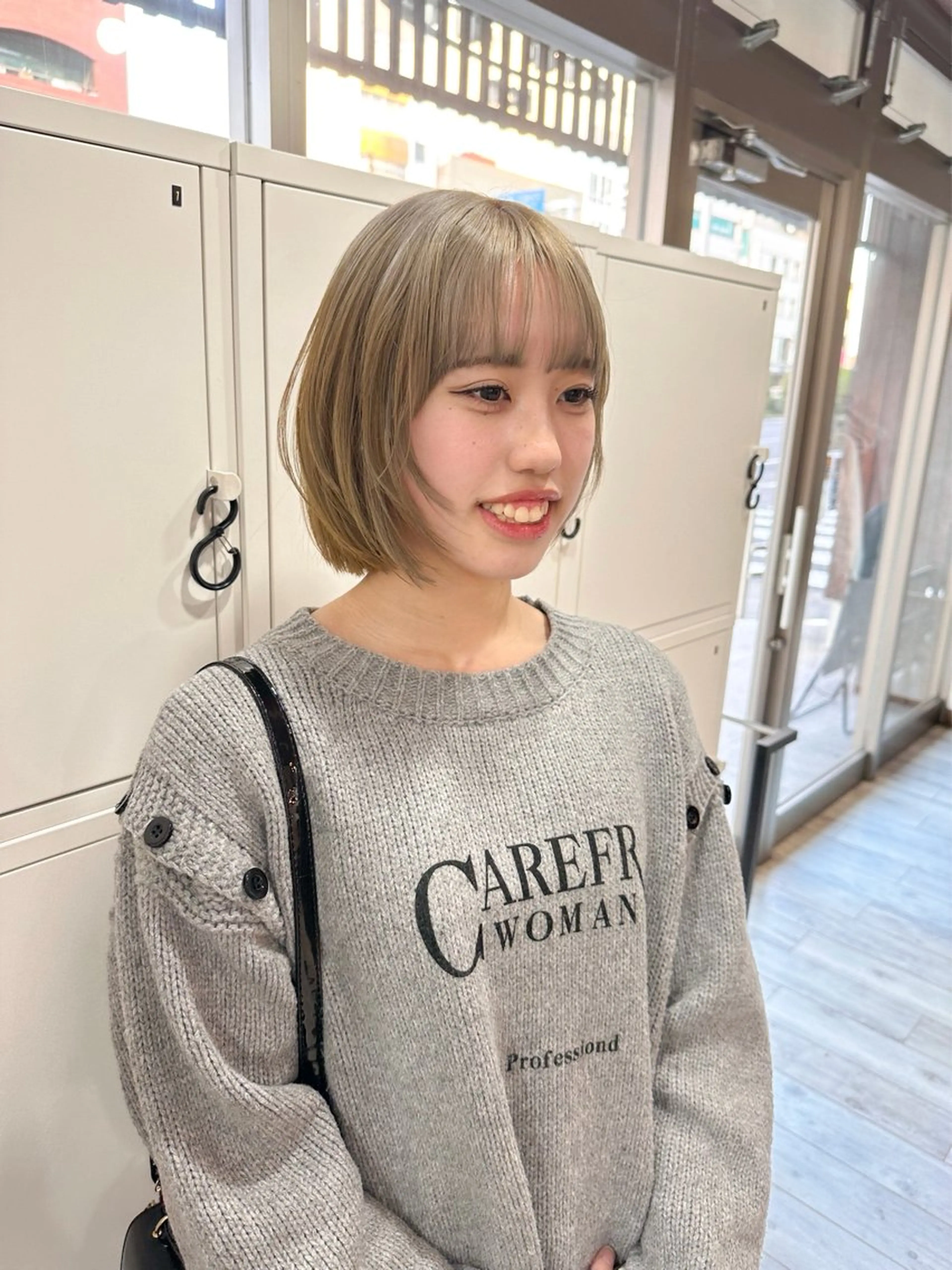 ショート カラー ベージュカラー ブリーチ ミルクティーベージュ カット ヘアカラー トリートメント minim / miku 暖色カラーのヘアスタイル