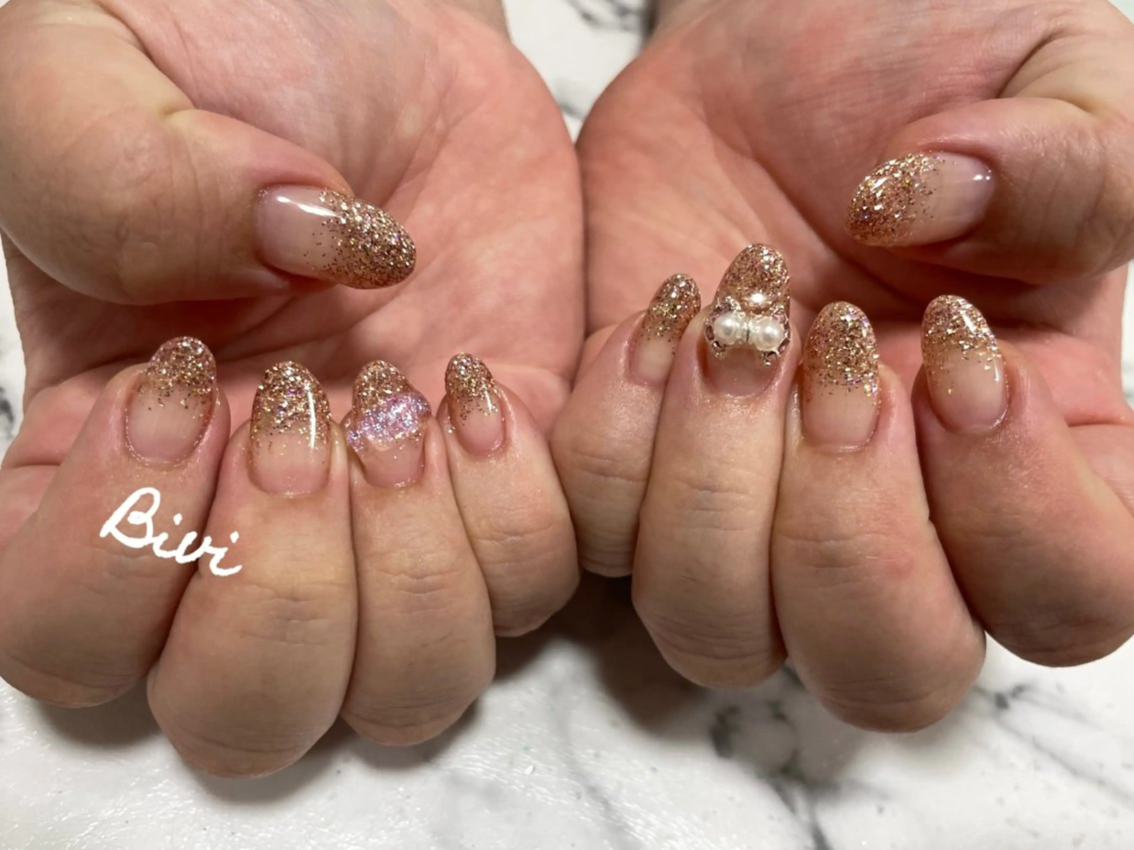 ネイル アートネイル フラッシュネイル グラデーション ラメ(グリッター) シルバー ハンドネイル ハンドケア ♡Bivi♡自爪に 優しいネイルサロンのネイルデザイン