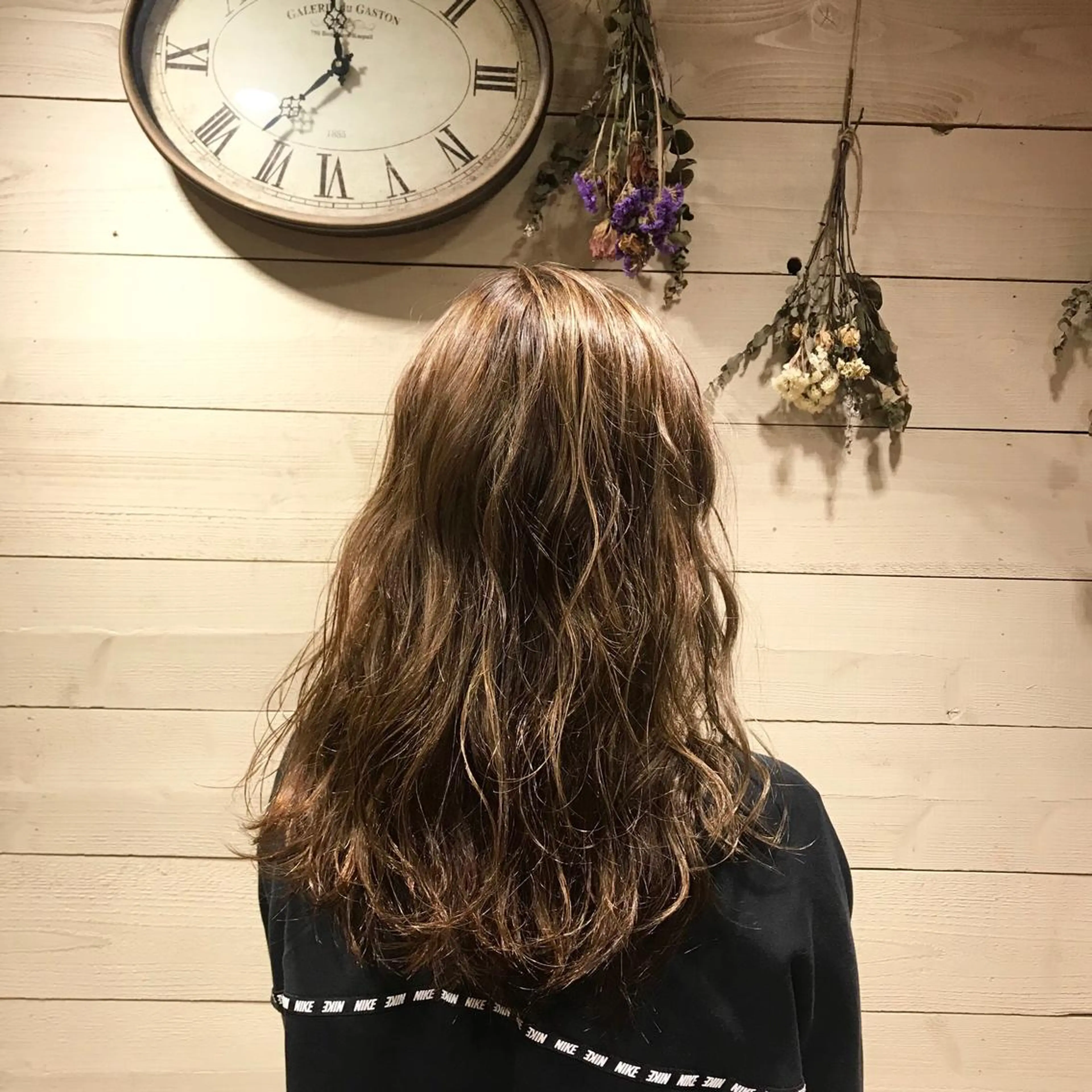 セミロング カラー ハイライトカラー 外国人風カラー ハイライト クワハラ イオリのヘアスタイル