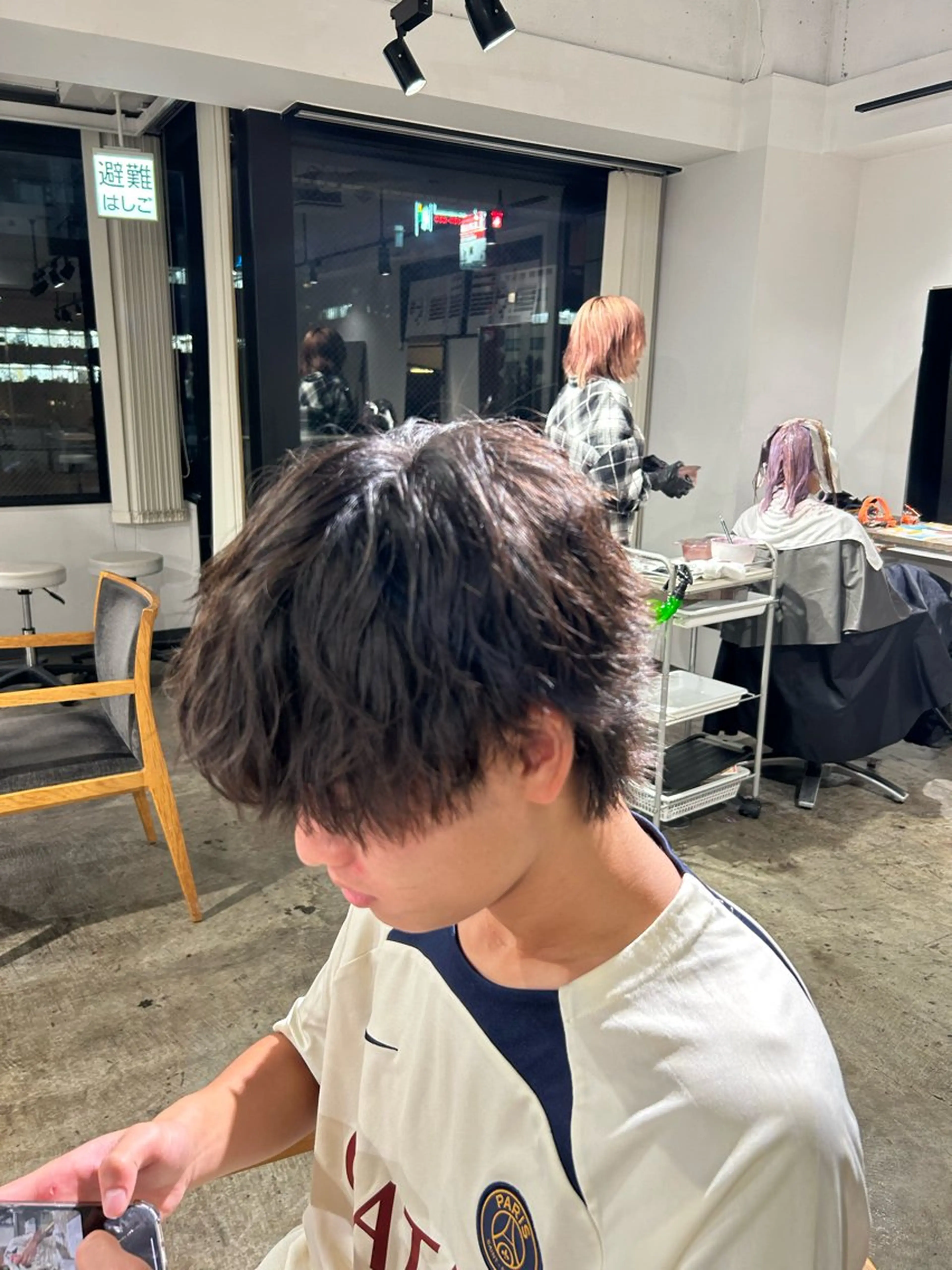 ショート パーマ メンズ センターパート ダウンパーマ カルマパーマ メンズ韓国風 マッシュウルフ カット パーマ フェザーパーマ癖毛 曲がる縮毛矯正森岡のヘアスタイル
