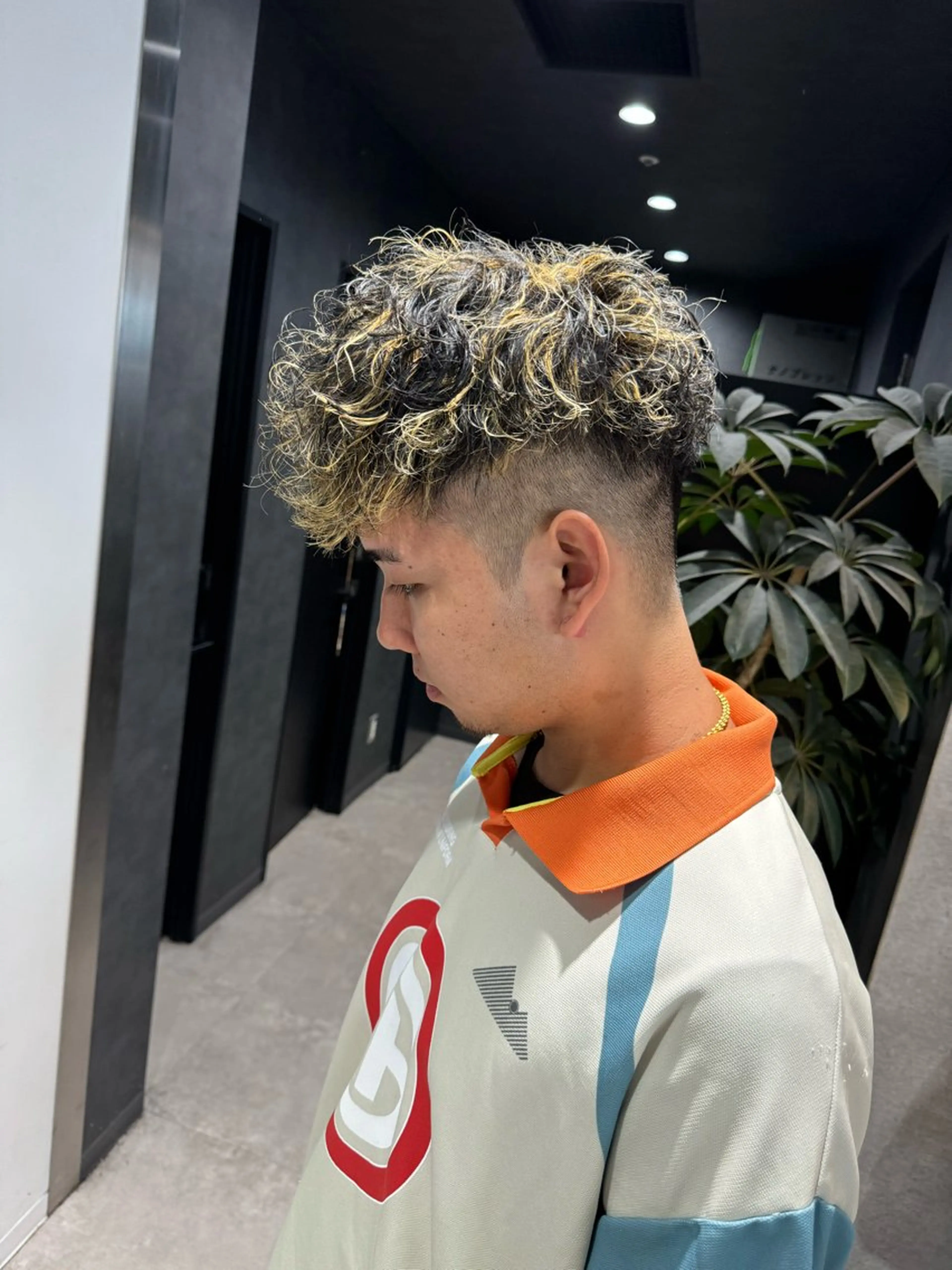 ショート カラー パーマ ヘアアレンジ メンズ センターパート マッシュ メンズパーマ スペインカール スパイキーショート カット ヘアカラー パーマ トリートメント ヘッドスパ ヘアセット スパイキー/フェザー /波巻き/かいとのヘアスタイル