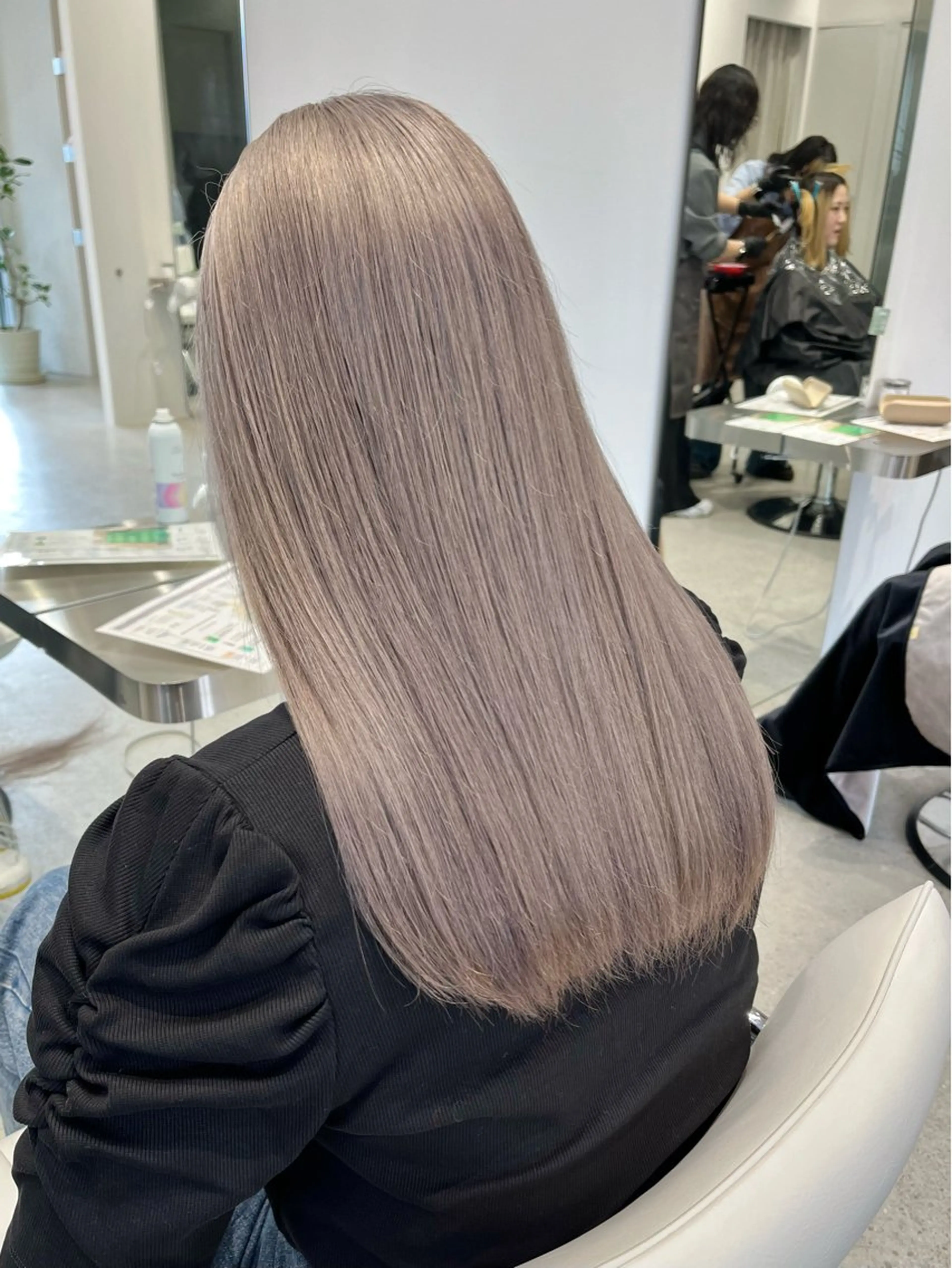 セミロング カラー グレージュ シルバー シルバーグレージュ iLi所属・iLi 《イリ》のヘアスタイル