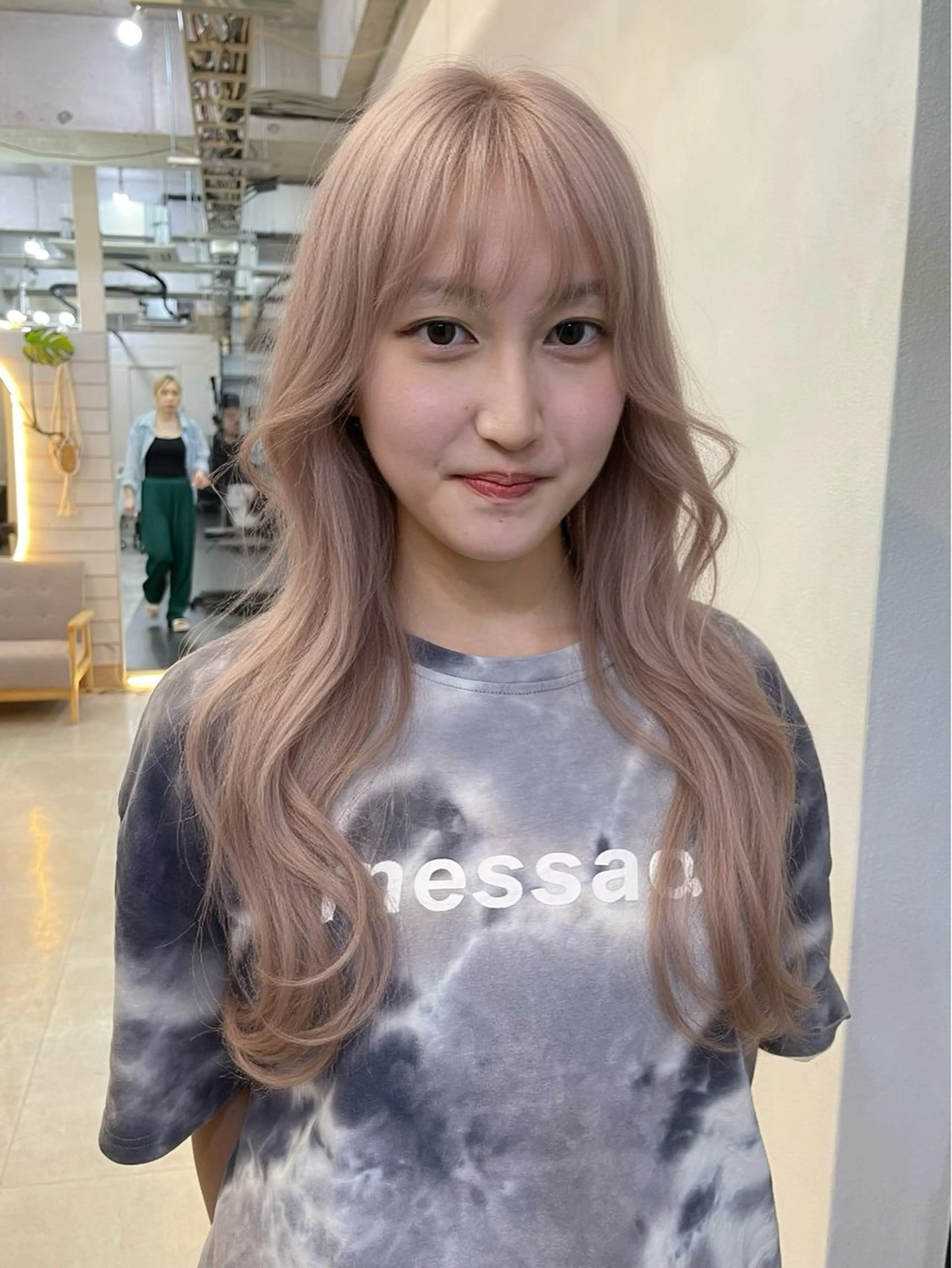 ロング カラー ベージュカラー ブリーチ ケアブリーチ デザインカラー ダブルカラー カット ヘアカラー トリートメント 宮崎　達也 ミルクティーベージュのヘアスタイル