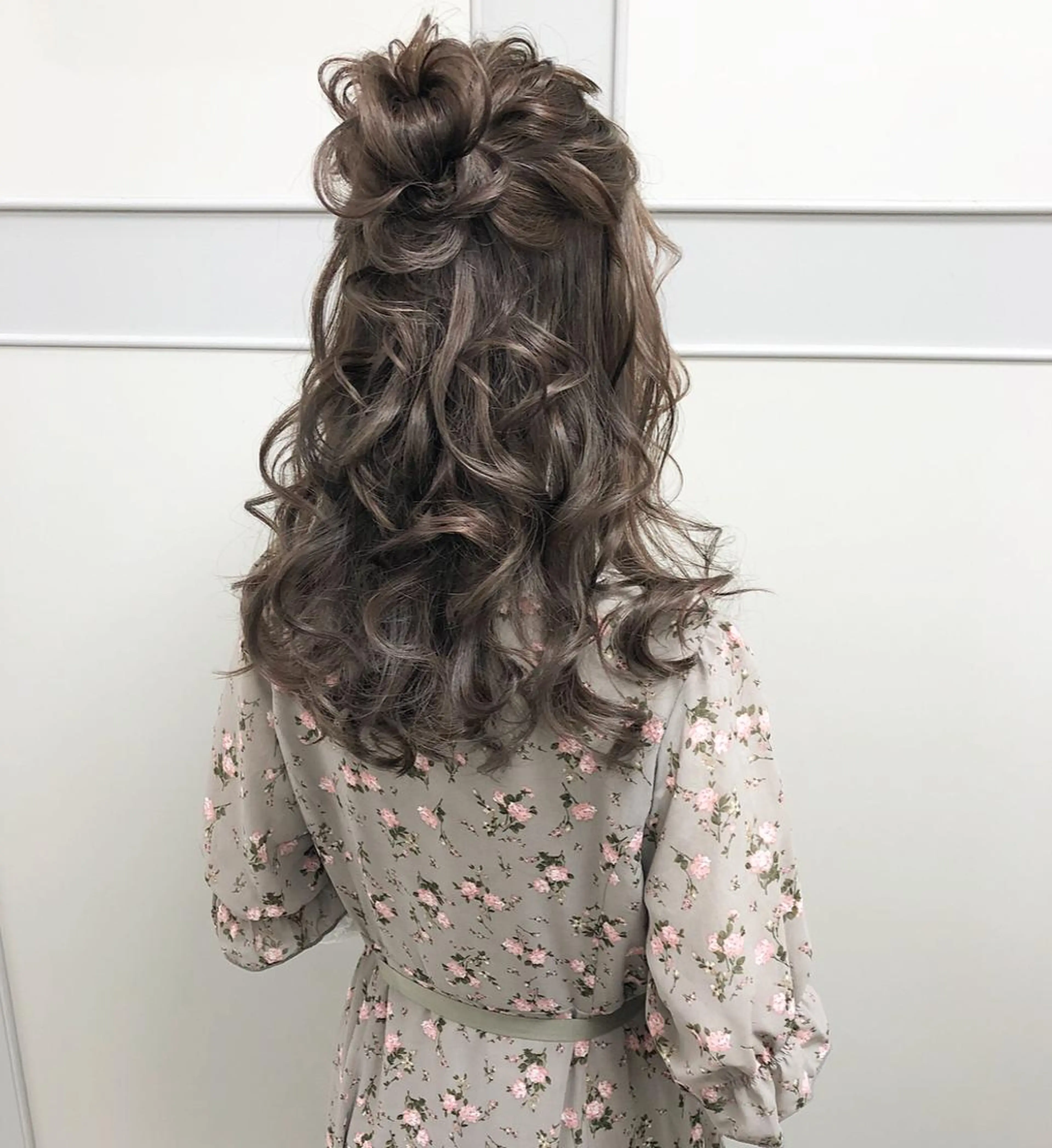 ロング カラー ヘアアレンジ ハーフアップ お団子ヘア ベージュカラー autre所属・大久保 ひでなりのヘアスタイル