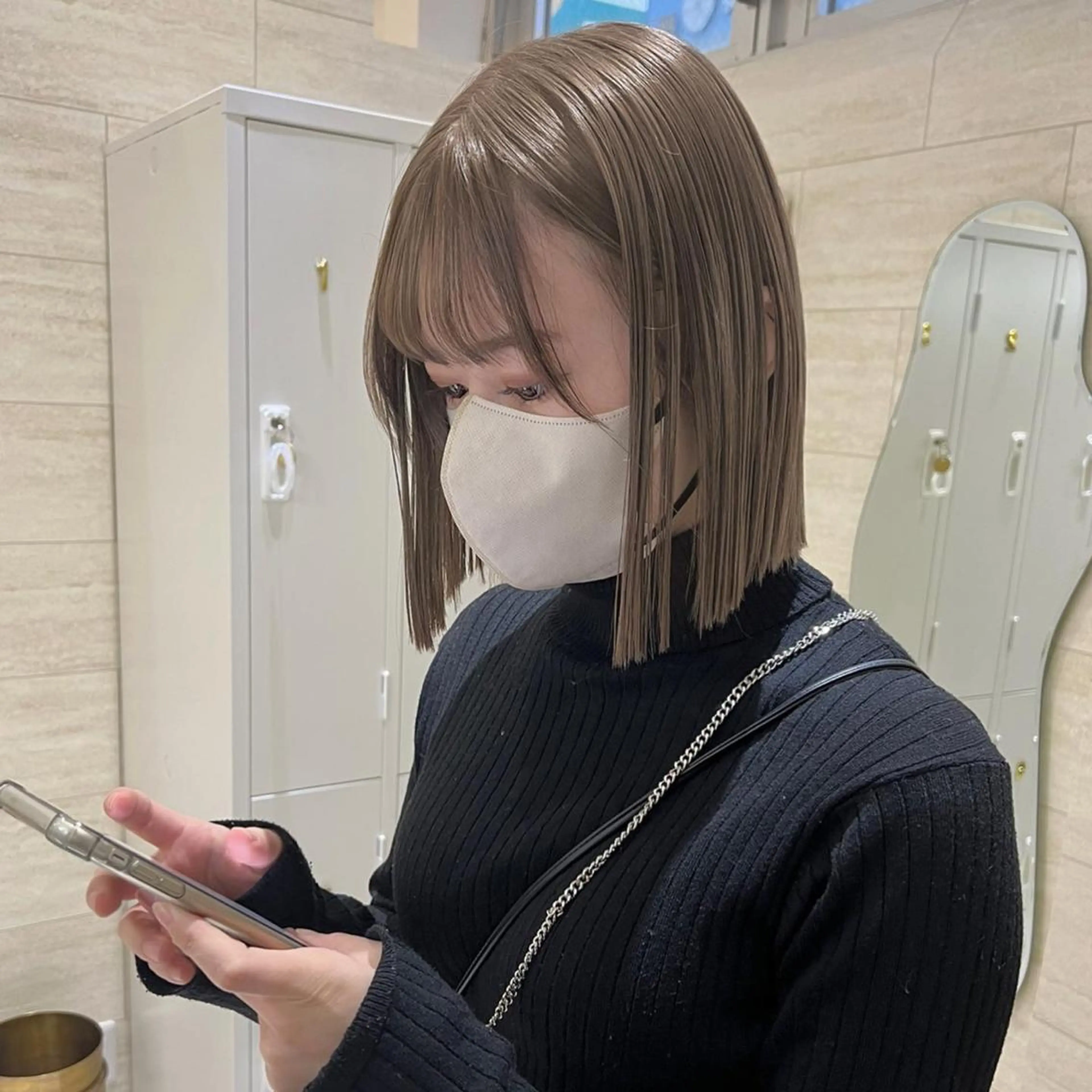 ミディアム カラー 切りっぱなしボブ ベージュカラー ミルクティーベージュ ボブ ANNA /艶髪/ハイトーンのヘアスタイル