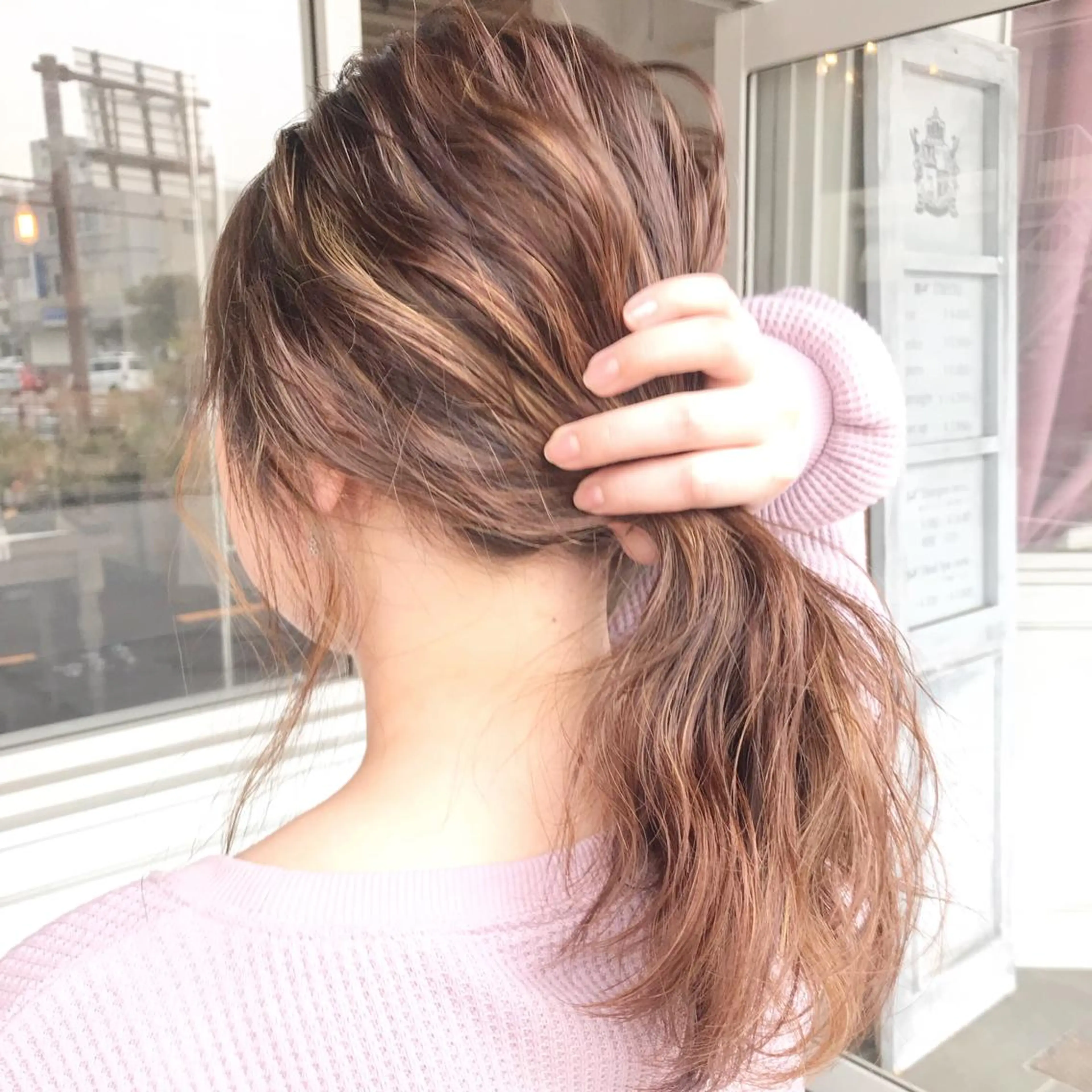 ミディアム カラー ヘアアレンジ お団子ヘア 切りっぱなしボブ バレイヤージュ ブリーチ デザインカラー Mariana/ 鶴原-ハイライトのヘアスタイル