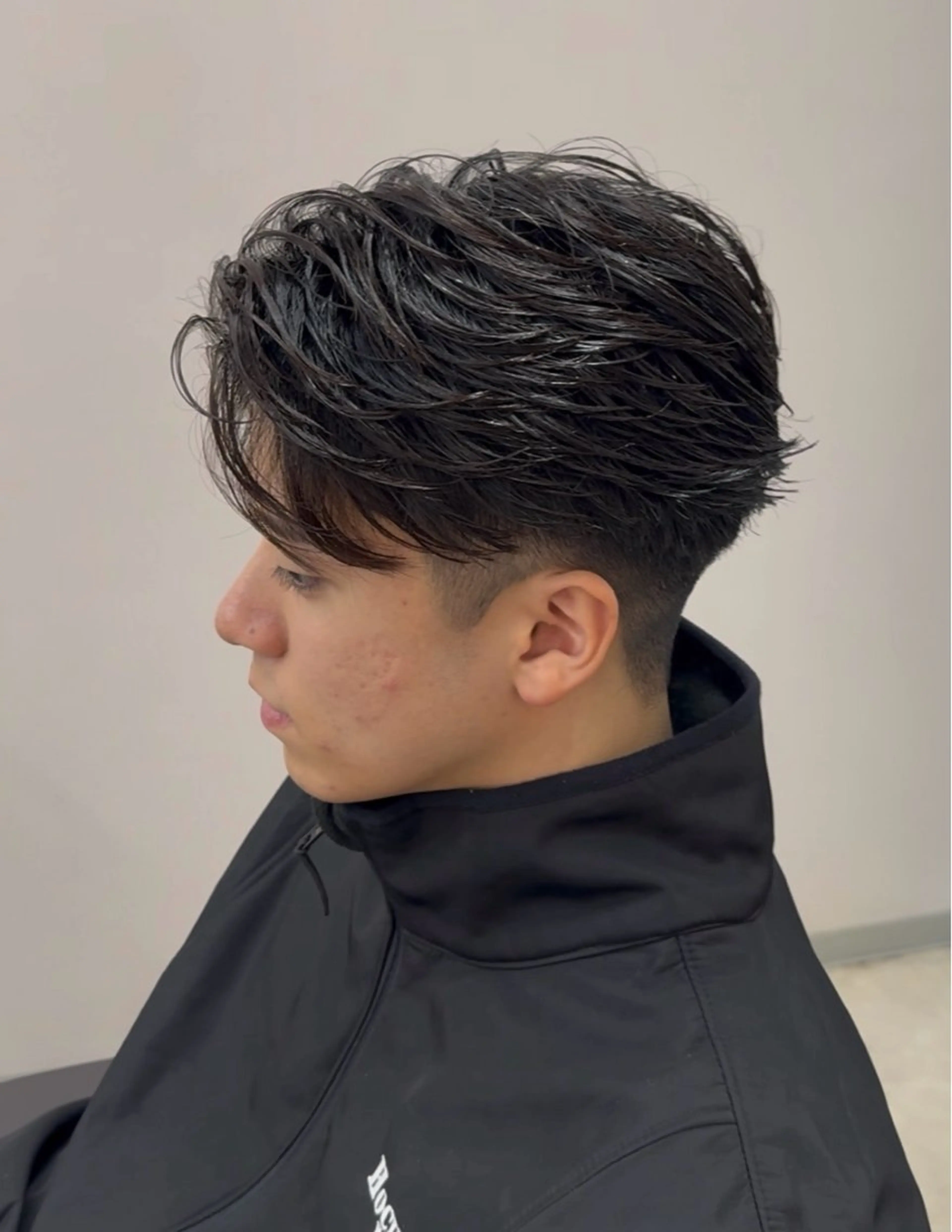 ショート パーマ メンズ ビジネス センターパート フェザーパーマ メンズパーマ ショートヘア カット パーマ 杉村 一輝のヘアスタイル