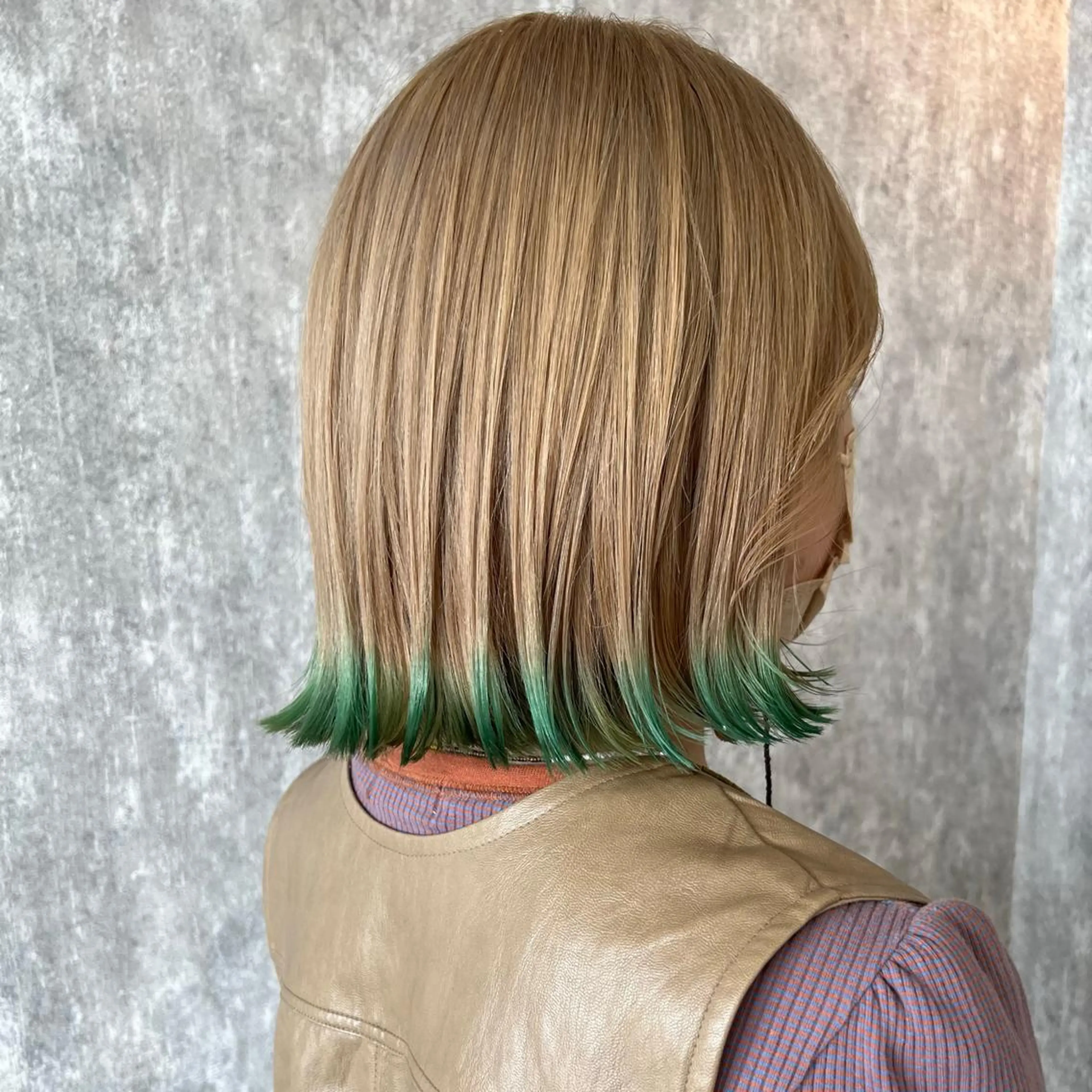 ショート カラー ヘアアレンジ ベージュカラー ホワイトベージュ TIDEHAIR SHIHOのヘアスタイル