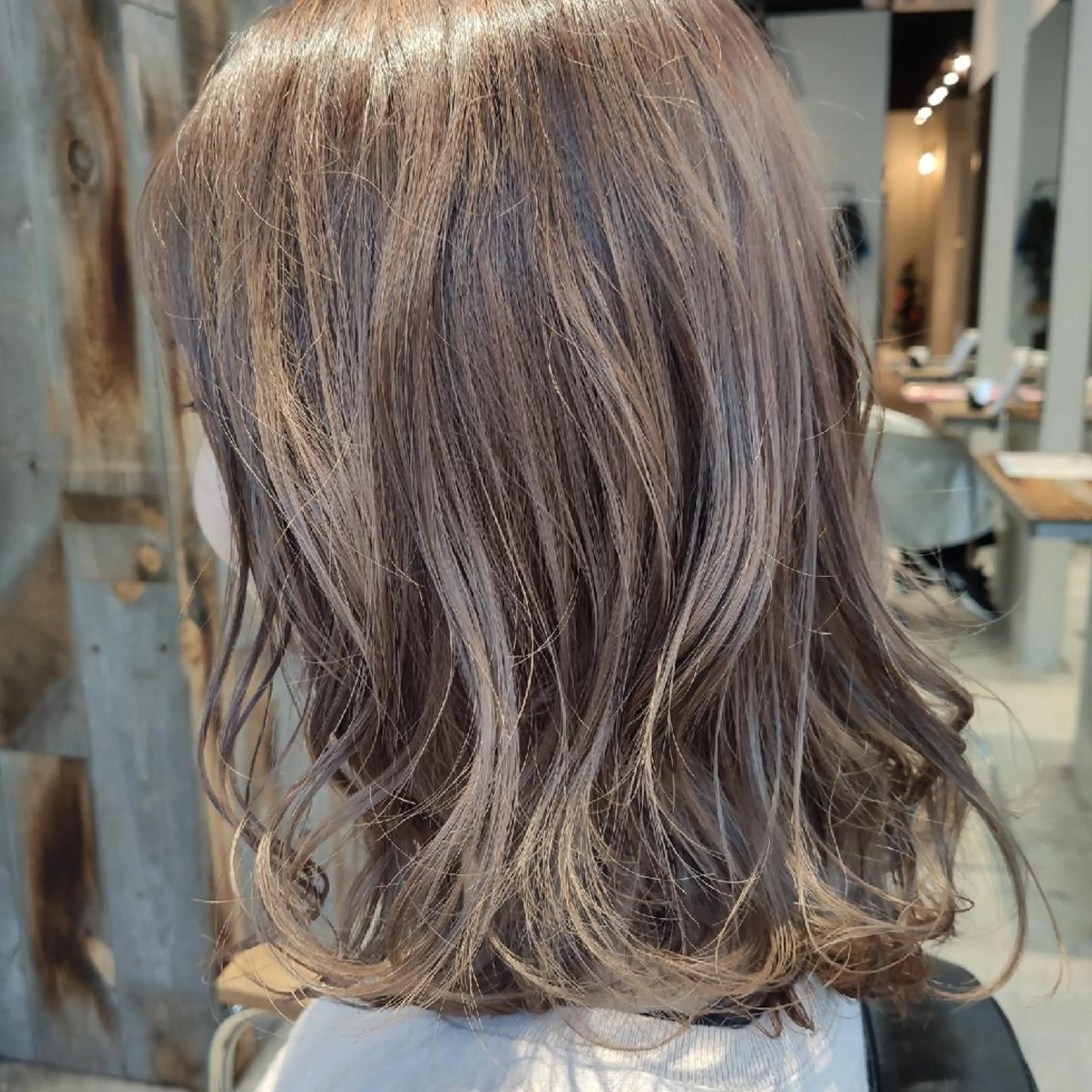 ミディアム カラー ベージュカラー ブリーチ 透明感カラー 伊藤 瞭のヘアスタイル