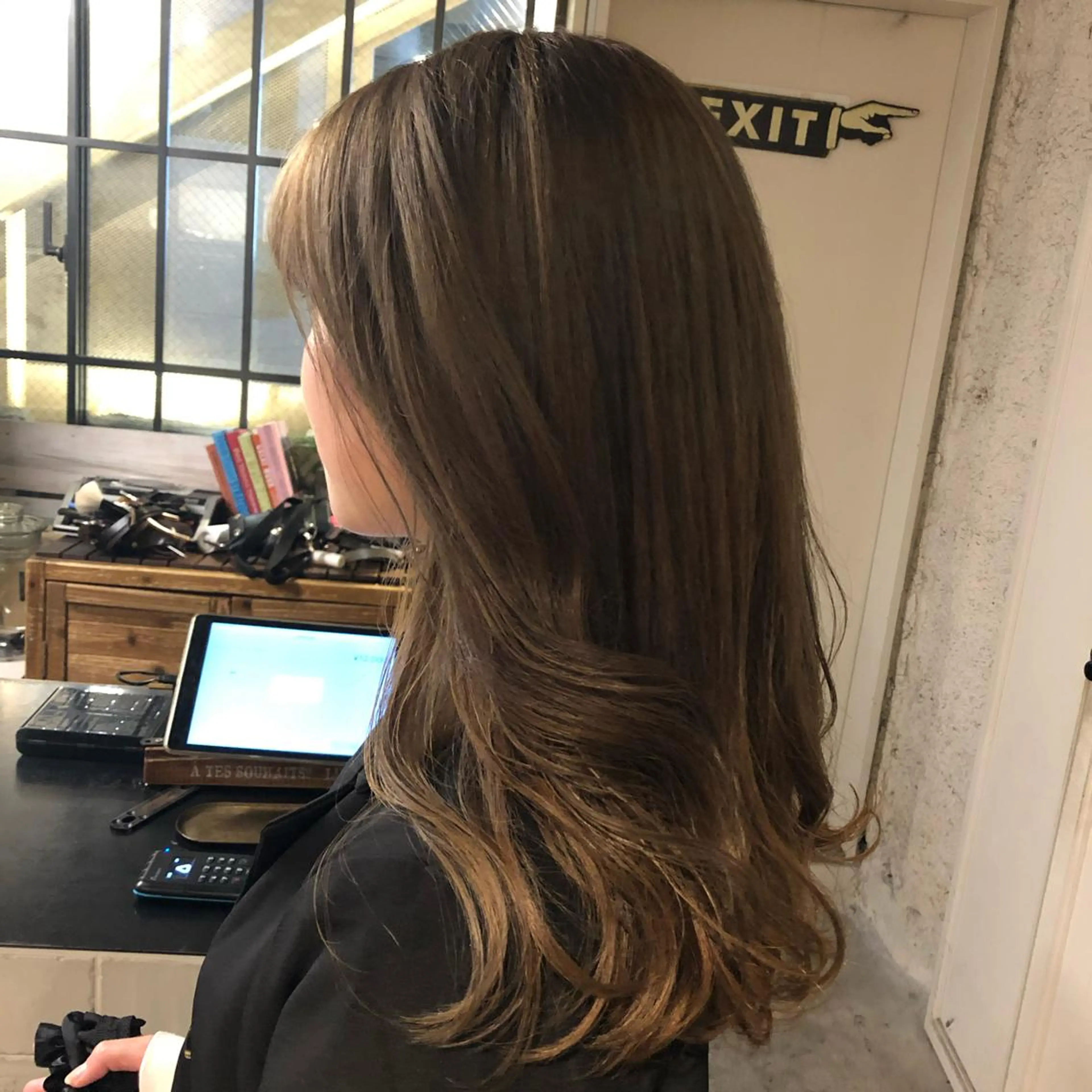 セミロング カラー ヘアアレンジ ベージュカラー ブリーチ LIBERTE所属・再現度&髪質改善 LISAのヘアスタイル