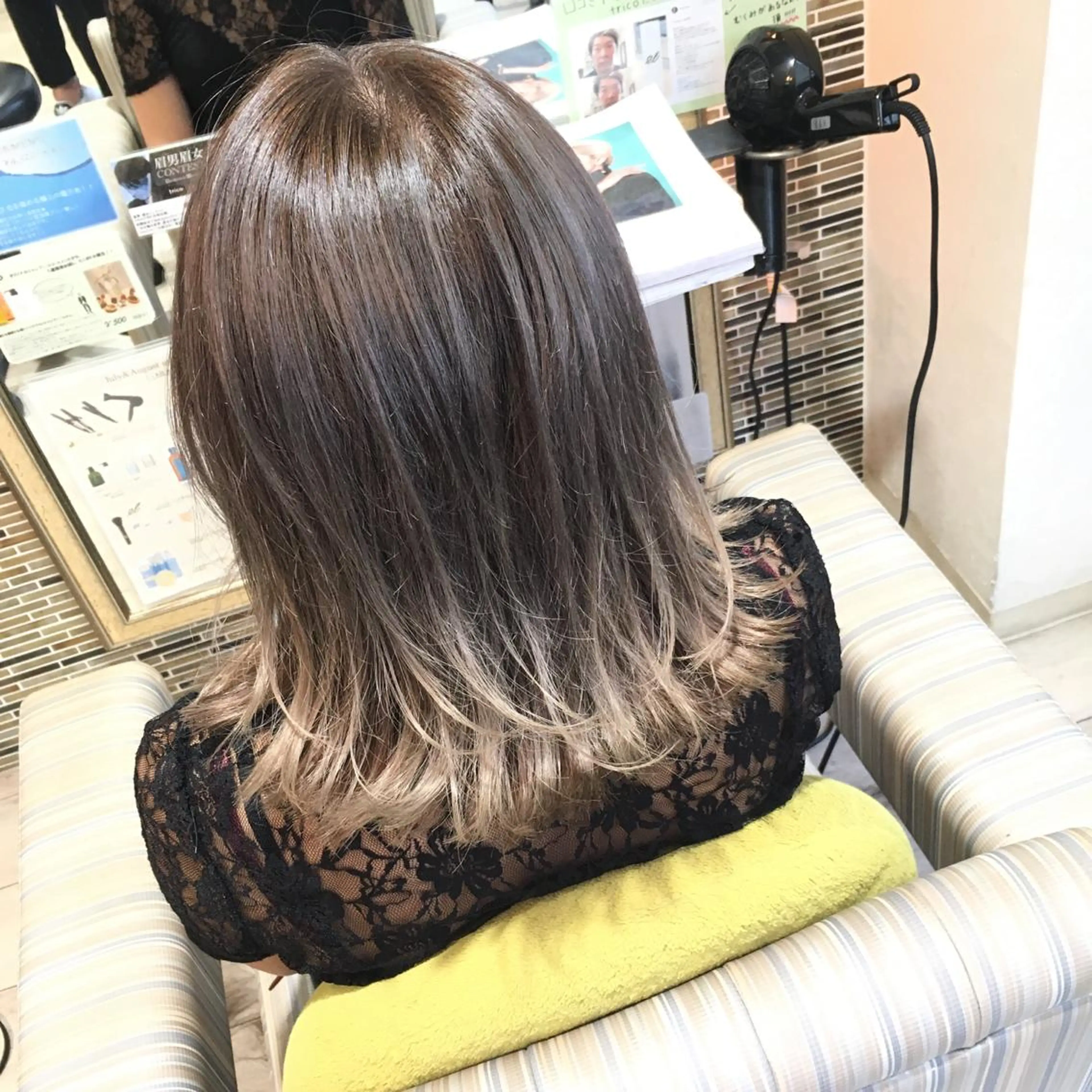 ミディアム カラー アッシュ ベージュカラー ブリーチ 透明感カラー ダブルカラー Dolce　梅田所属・城領 直輝のヘアスタイル