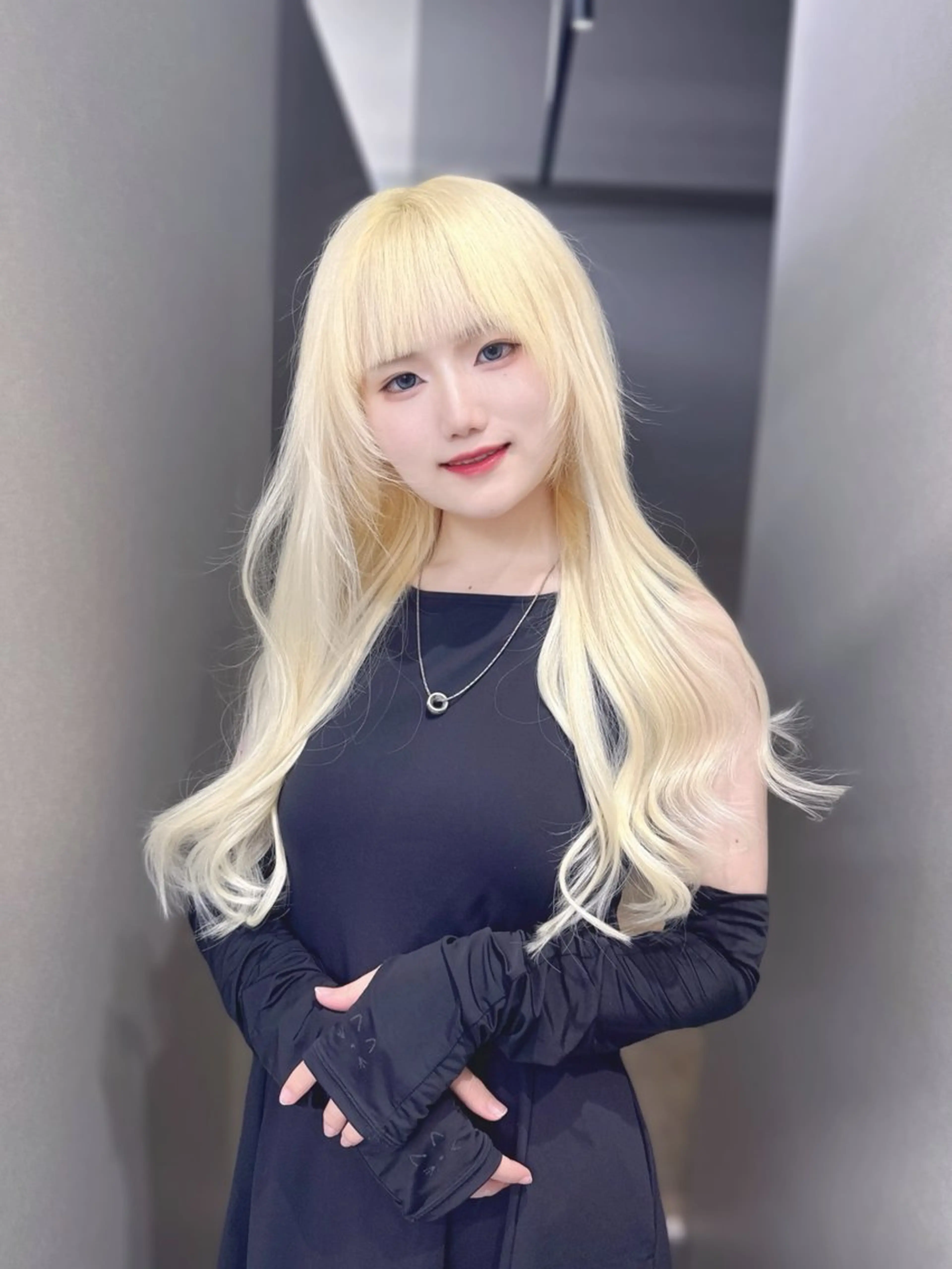 金髪スーパーロングエクステ60本(52cm)➕馴染ませカットの写真
