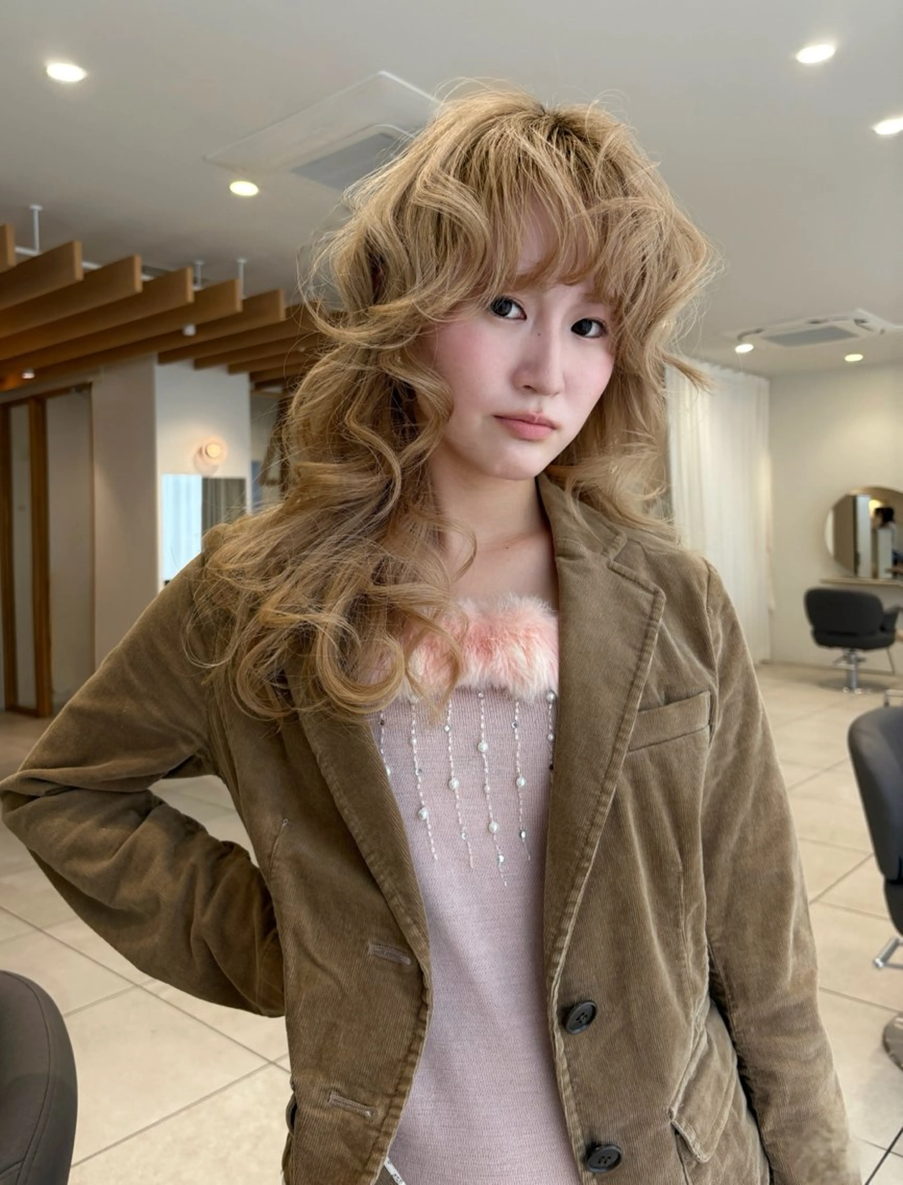セミロング カラー ベージュカラー ブリーチ ダブルカラー ミルクティーベージュ レイヤーカット キタ リオナのヘアスタイル