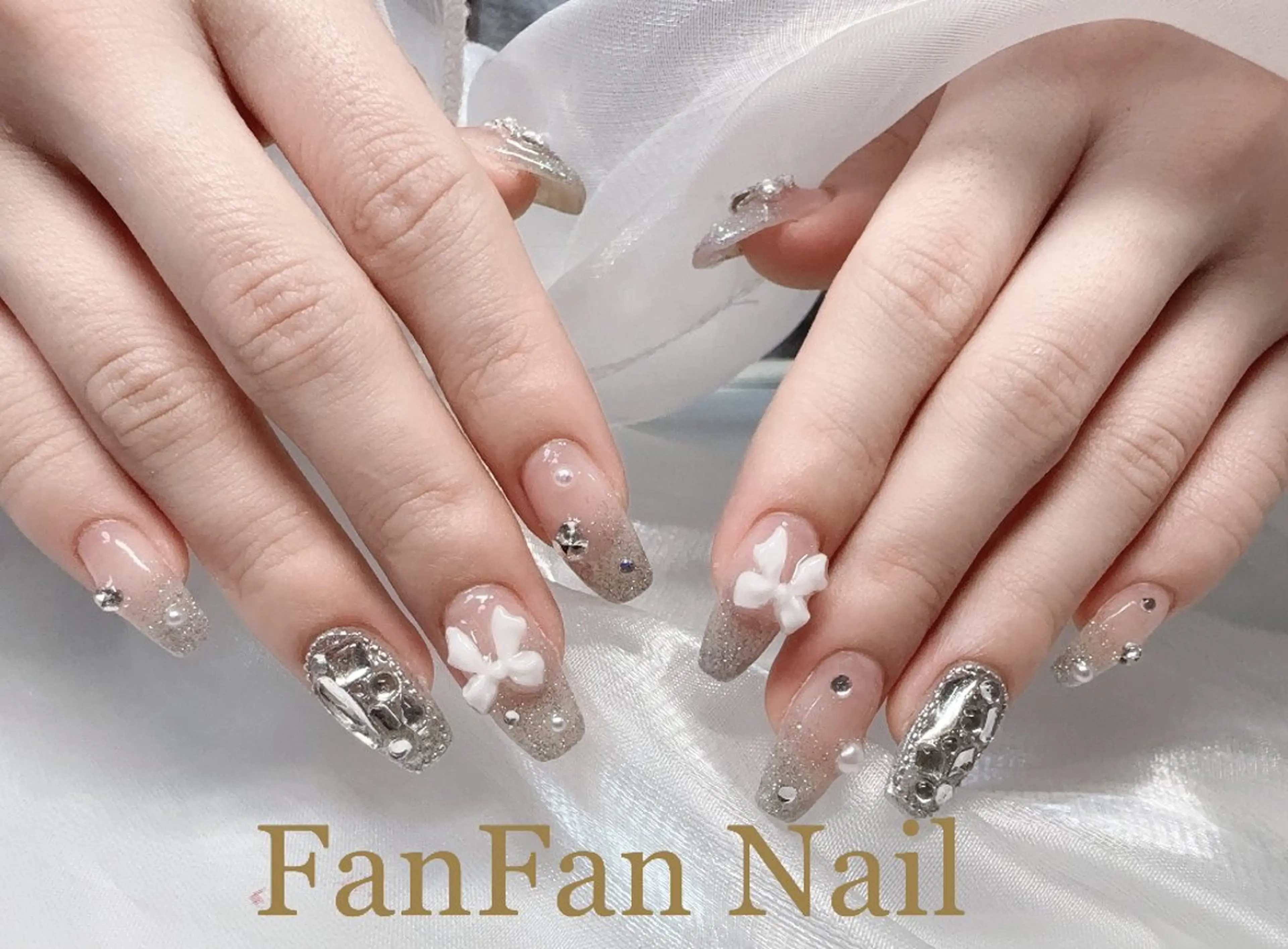 ネイル アートネイル オーロラネイル ガーリー キラキラネイル 韓国ネイル ハンドネイル Fanfan  長さ出し専門のネイルデザイン