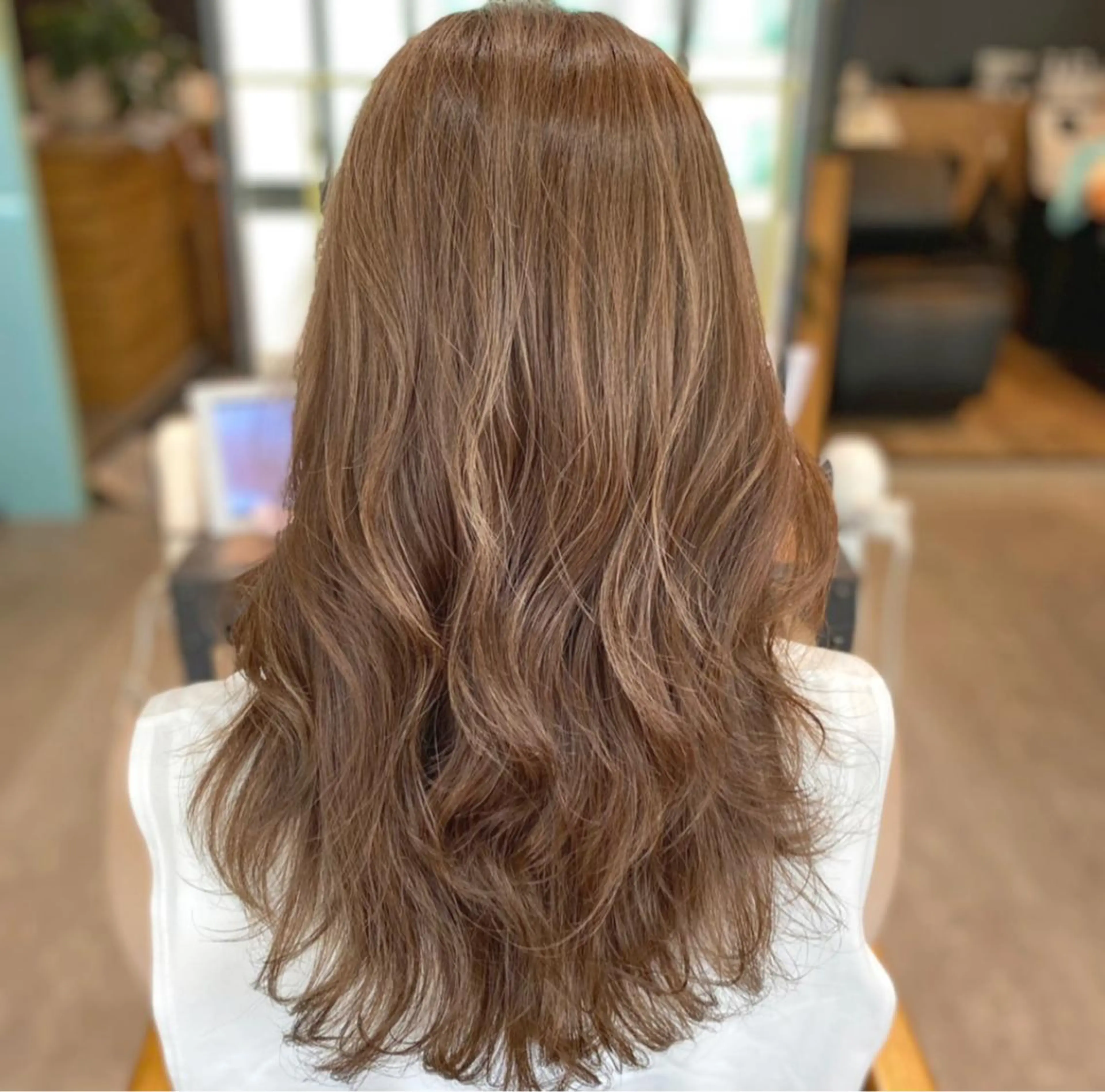 ロング カラー ベージュカラー ブリーチ ハイライトカラー ハイライト eyesburg W/est所属・ショートボブ 村上のヘアスタイル